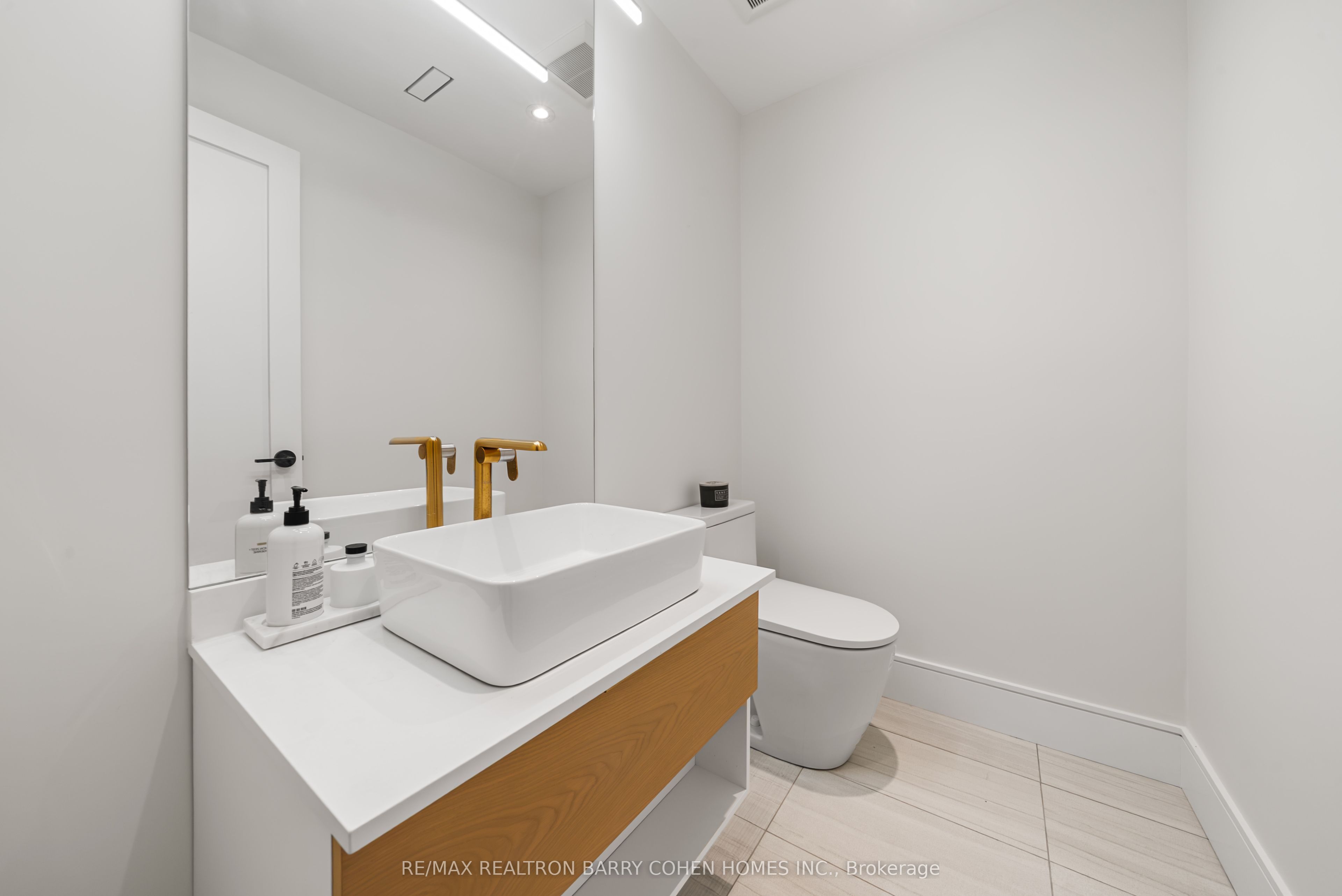33 Lanark Avenue Property Photo 14
