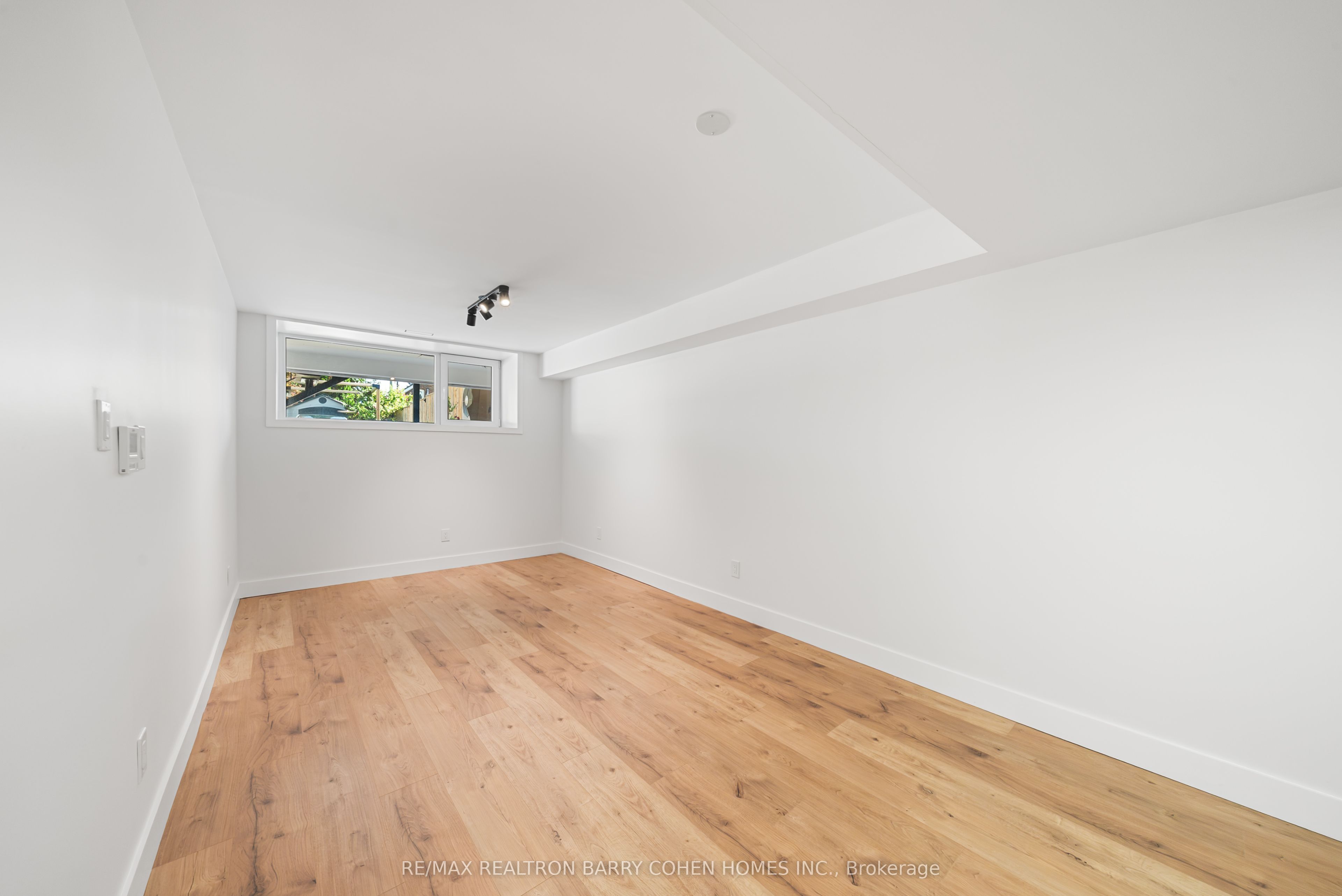 33 Lanark Avenue Property Photo 36