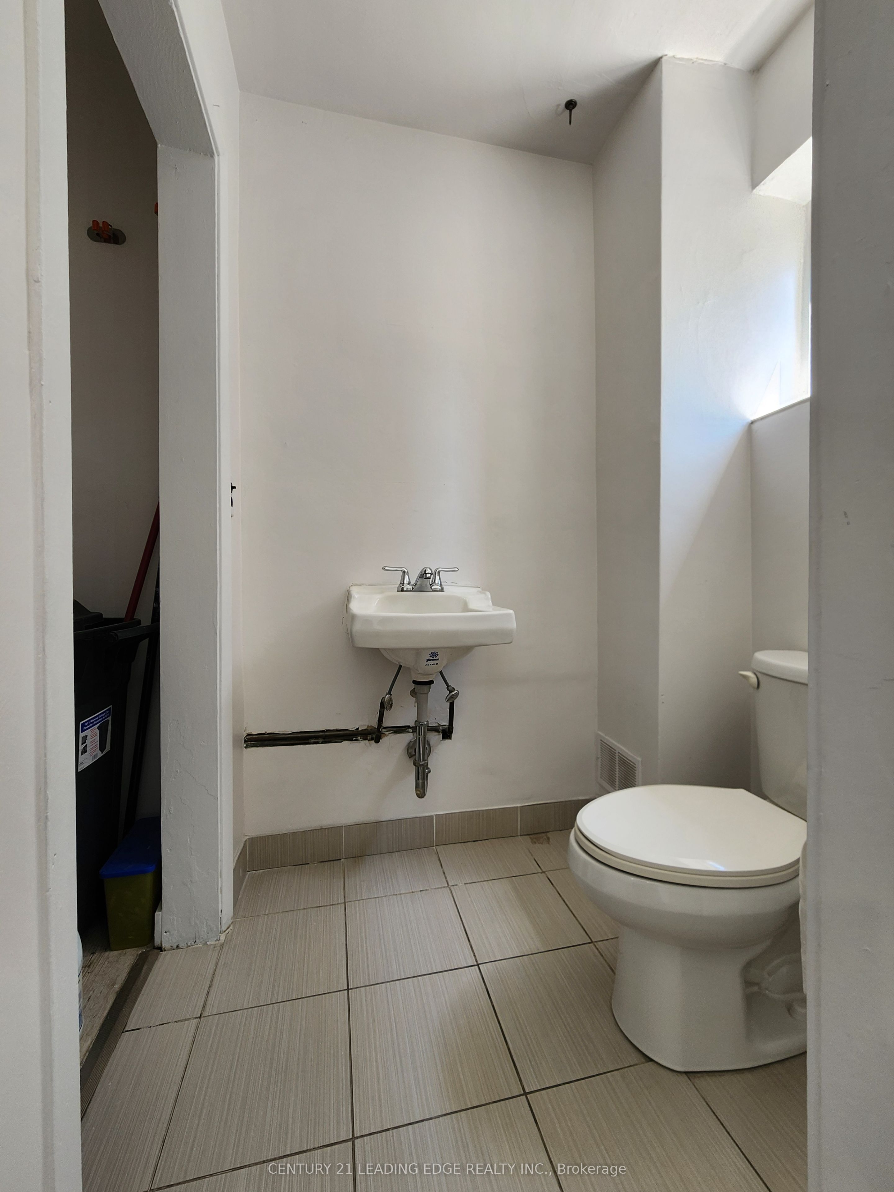 298 Gerrard Street E 2a&b Property Photo 17