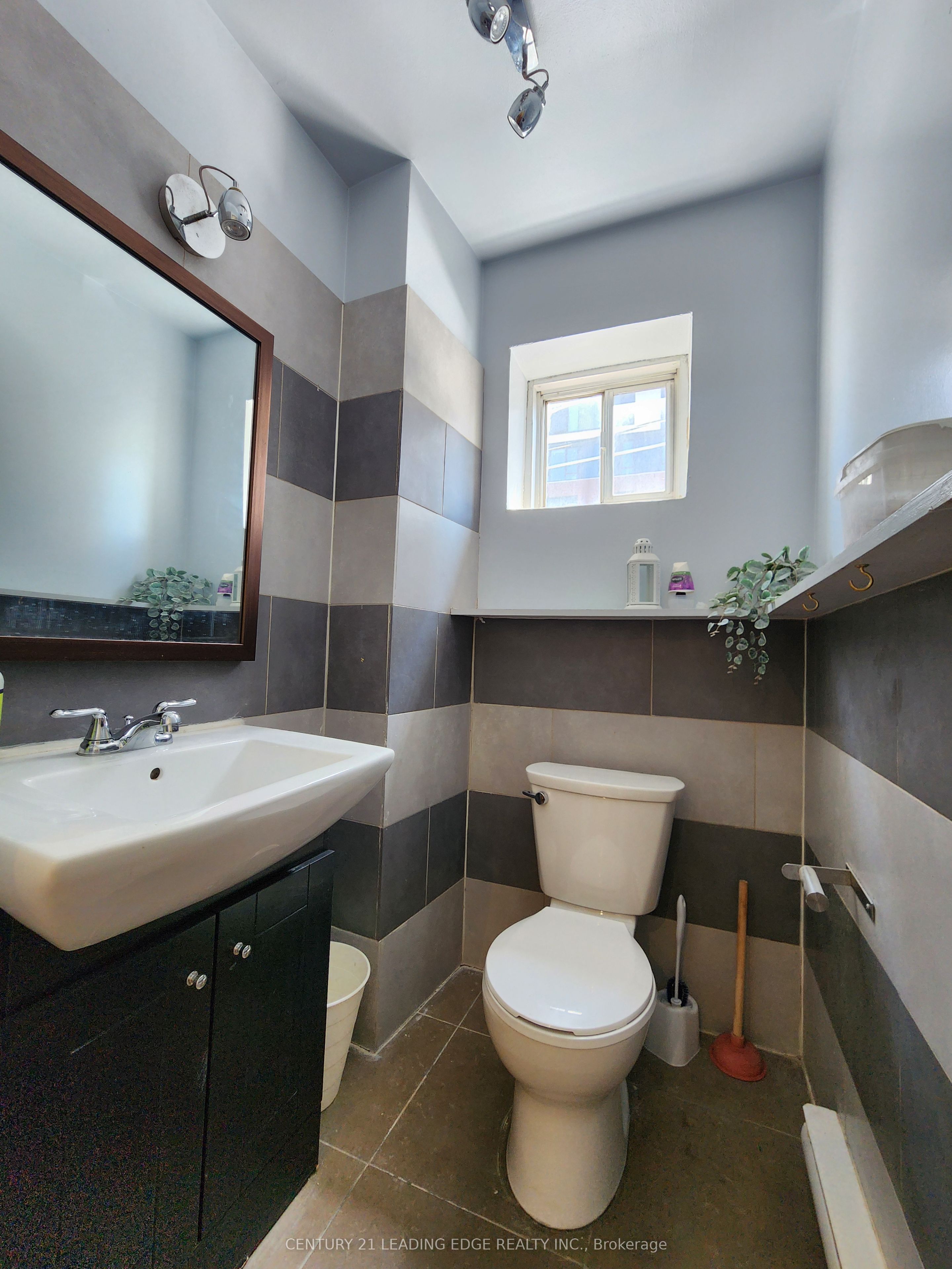 298 Gerrard Street E 2a&b Property Photo 21
