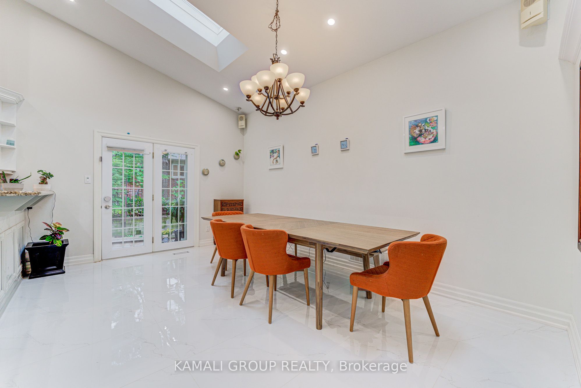 5 Caravan Drive Property Photo 6