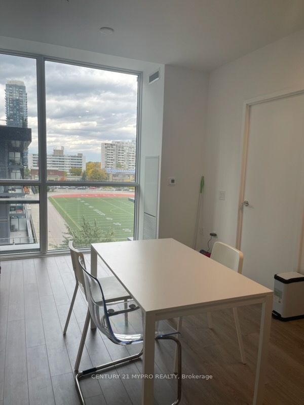 39 Roehampton Avenue #412 Property Photo 2