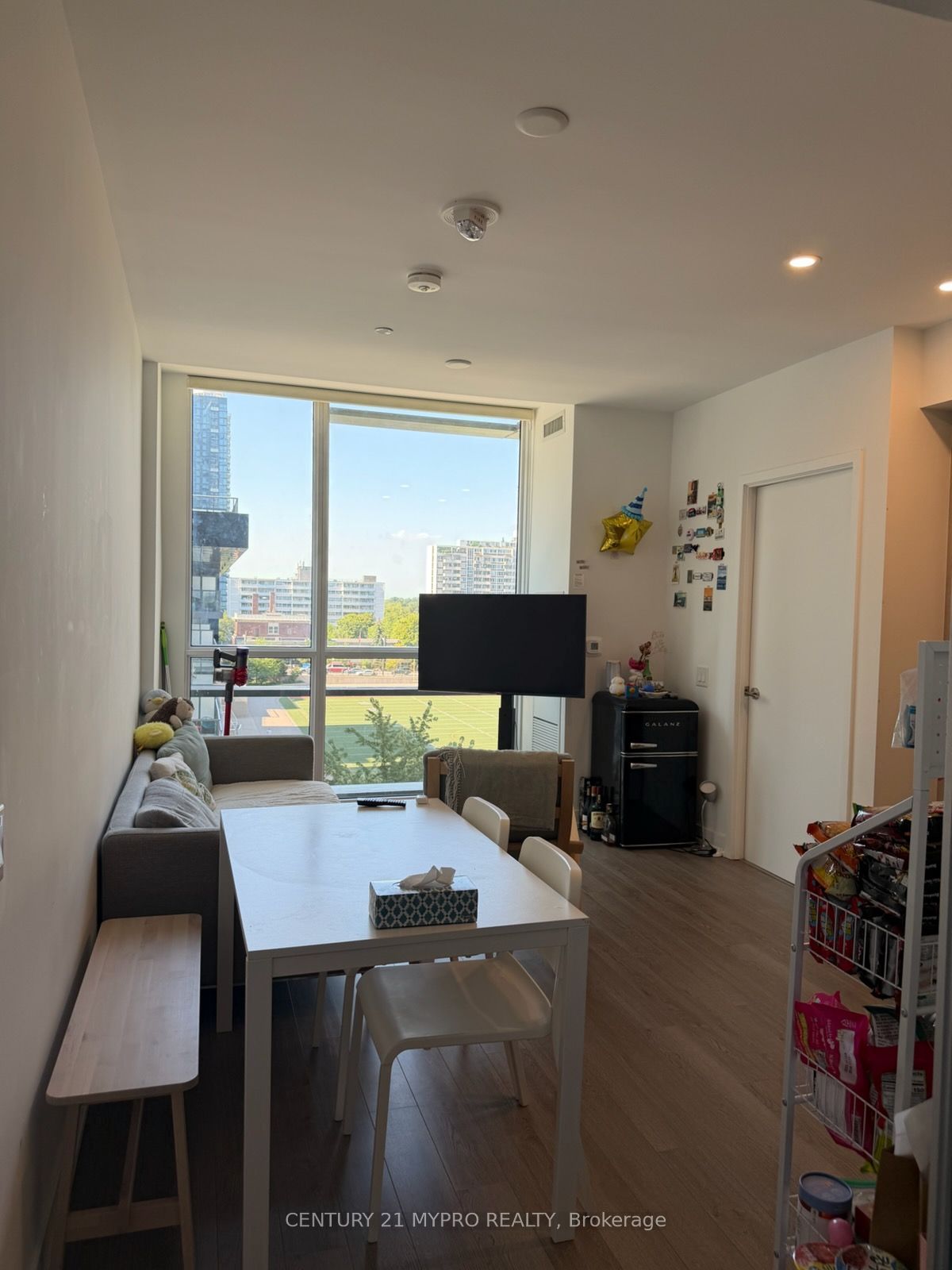 39 Roehampton Avenue #412 Property Photo 3
