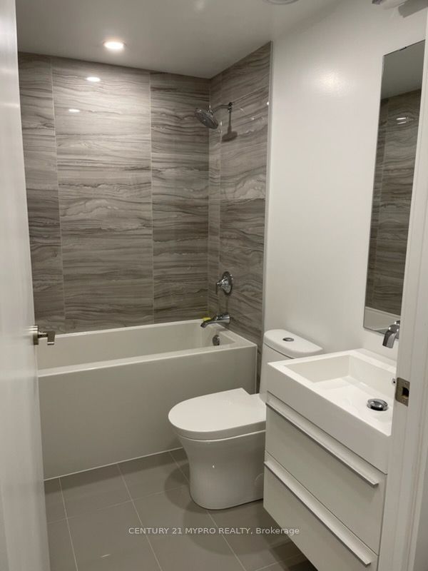 39 Roehampton Avenue #412 Property Photo 5