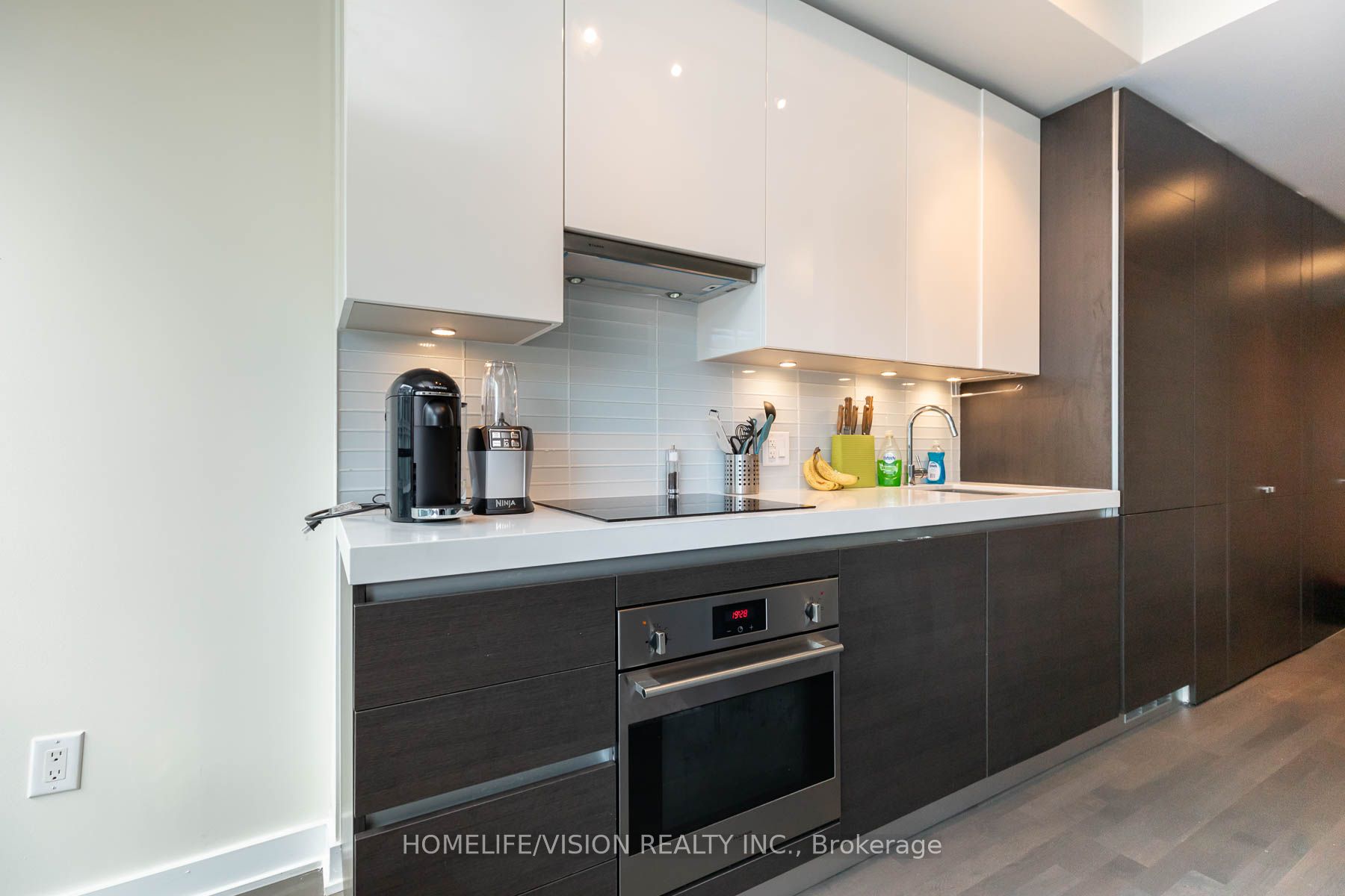 629 King Street W 323 Property Photo 6