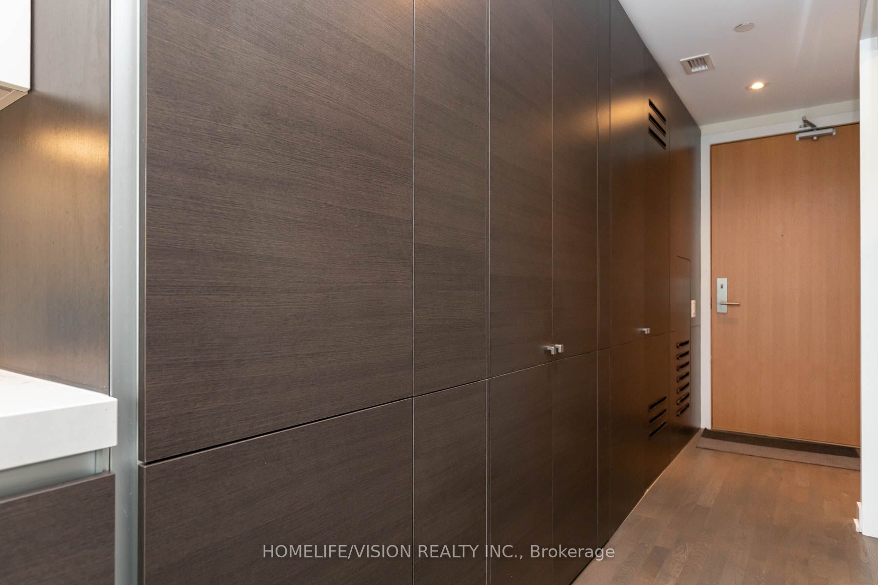 629 King Street W 323 Property Photo 11