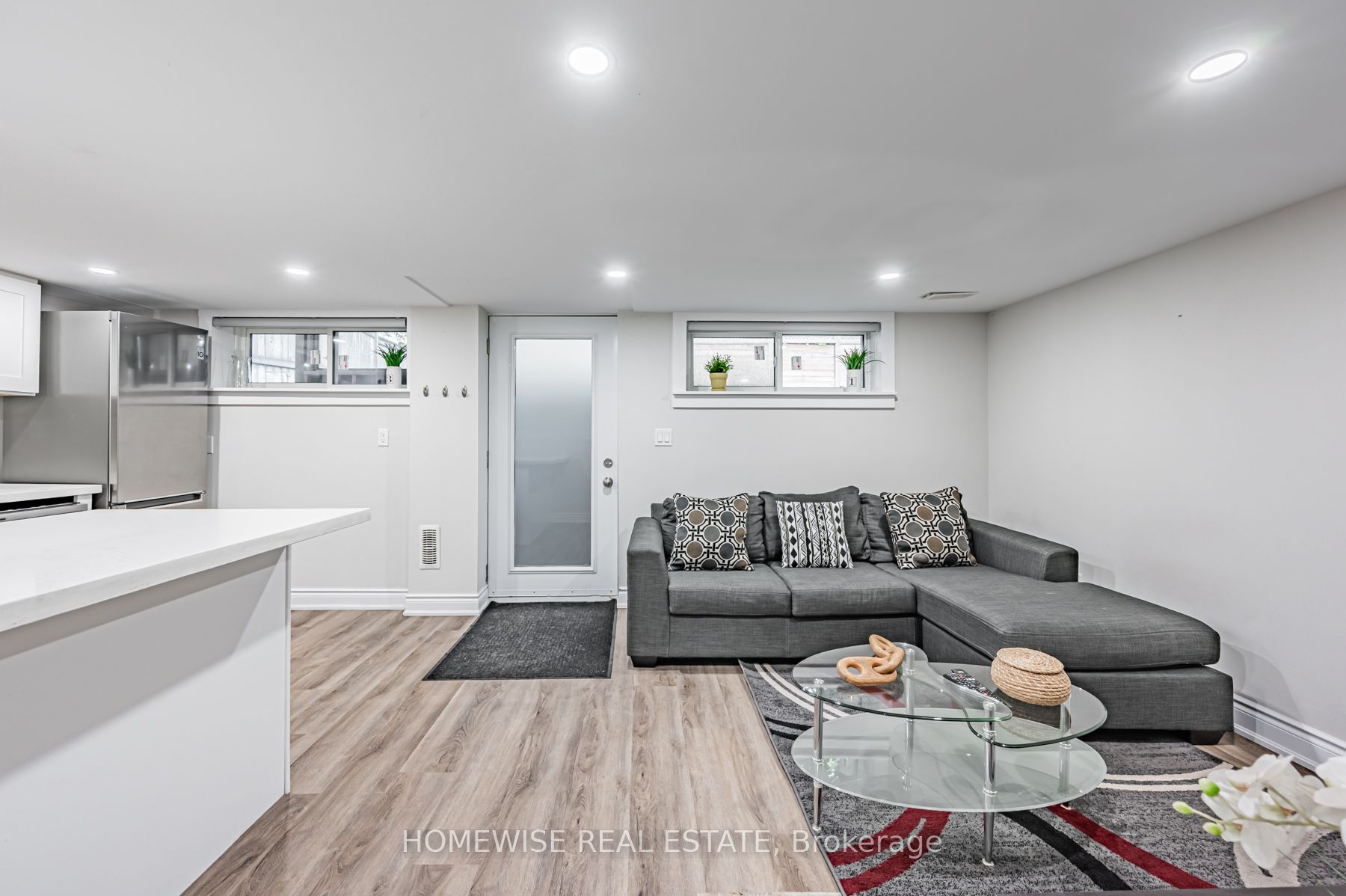 68 Fairleigh Crescent Lower Property Photo 2