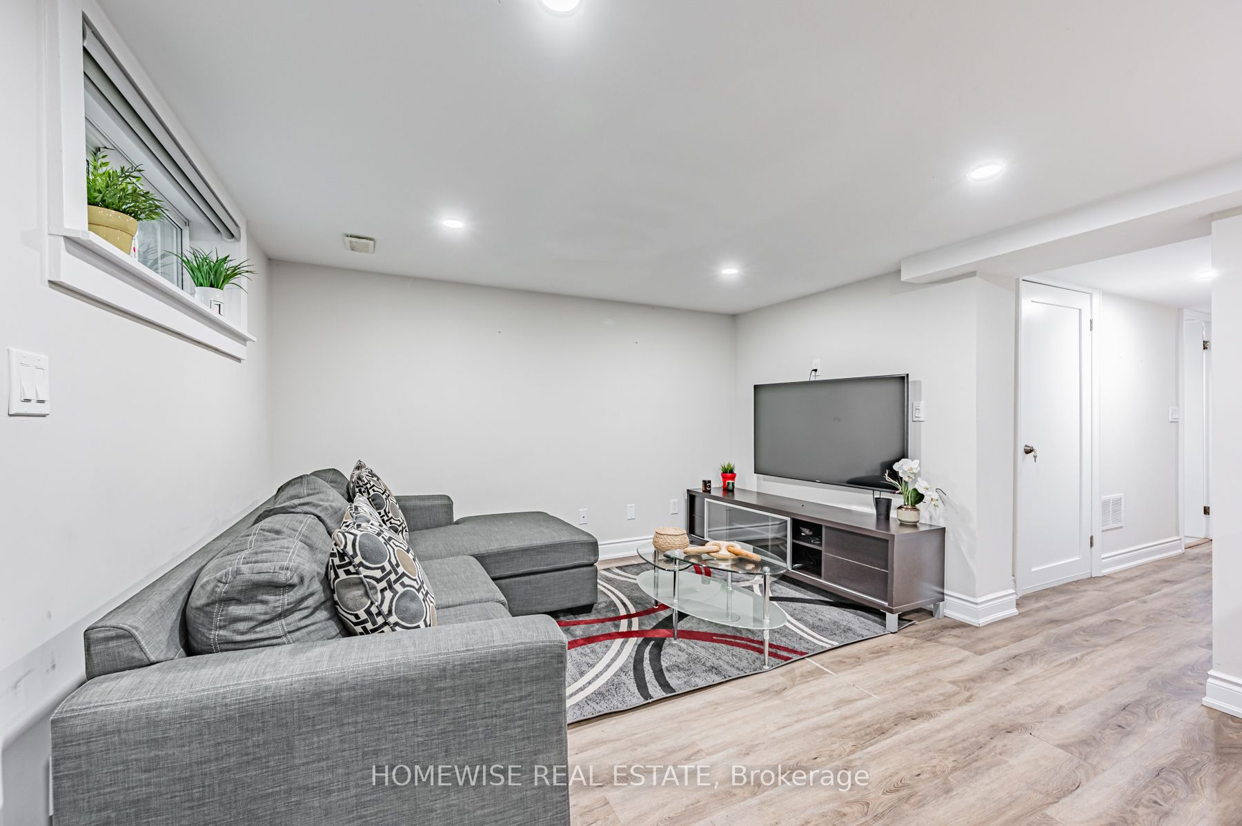 68 Fairleigh Crescent Lower Property Photo 3