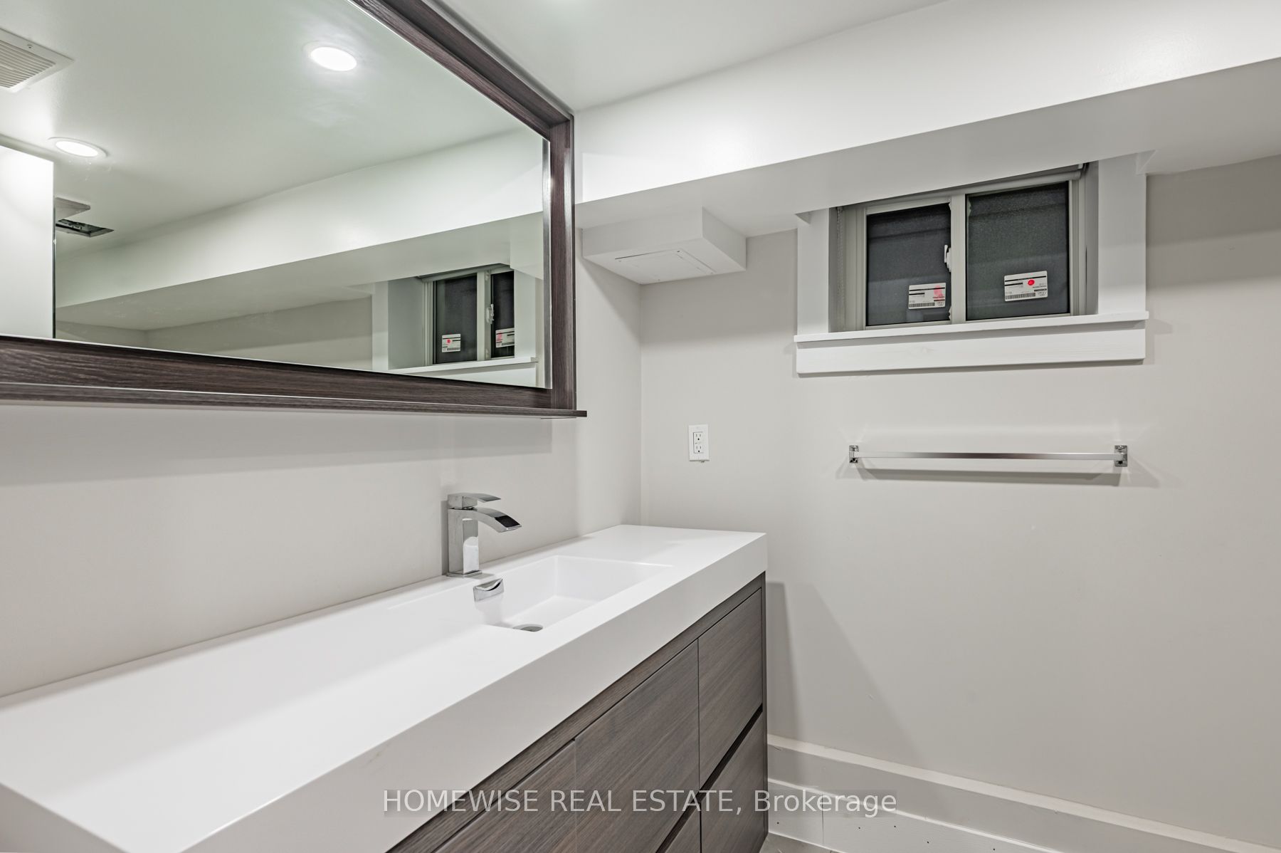 68 Fairleigh Crescent Lower Property Photo 12