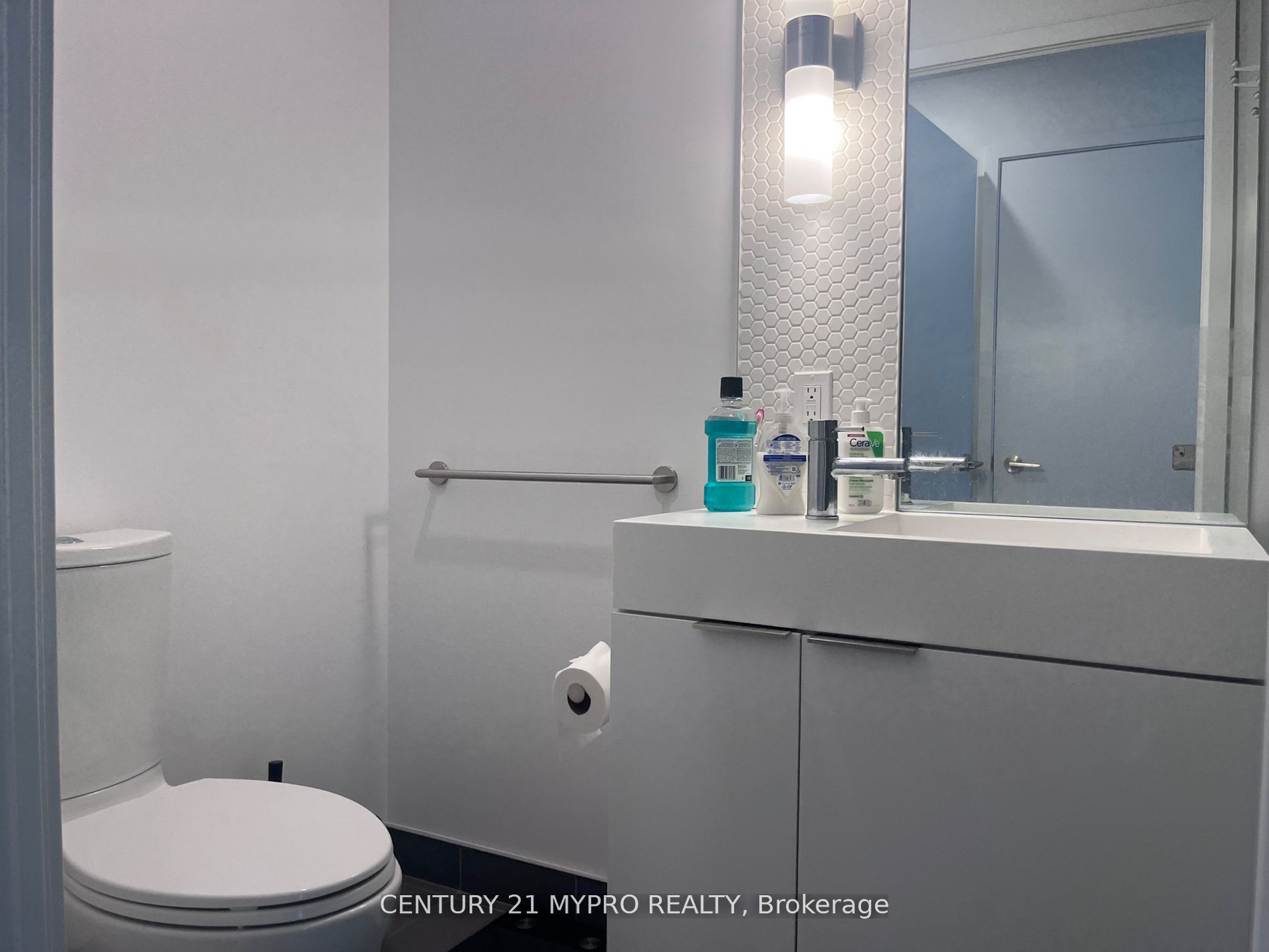 33 Helendale Avenue 1306 Property Photo 5