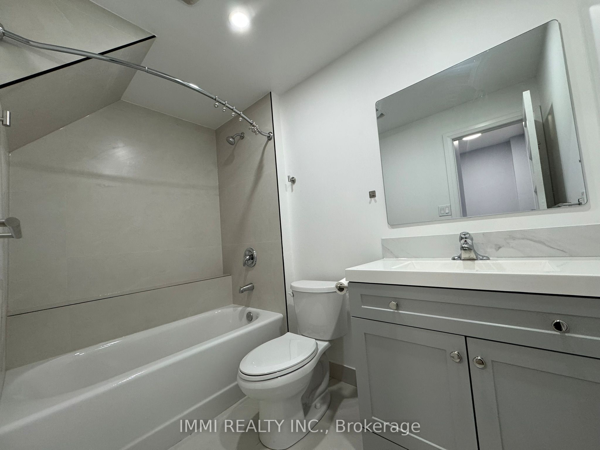 618 Bathurst Street 202 Property Photo 3