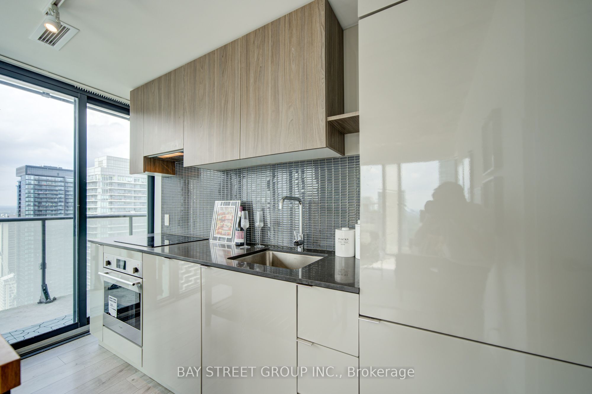 161 Roehampton Avenue 3303 Property Photo 10