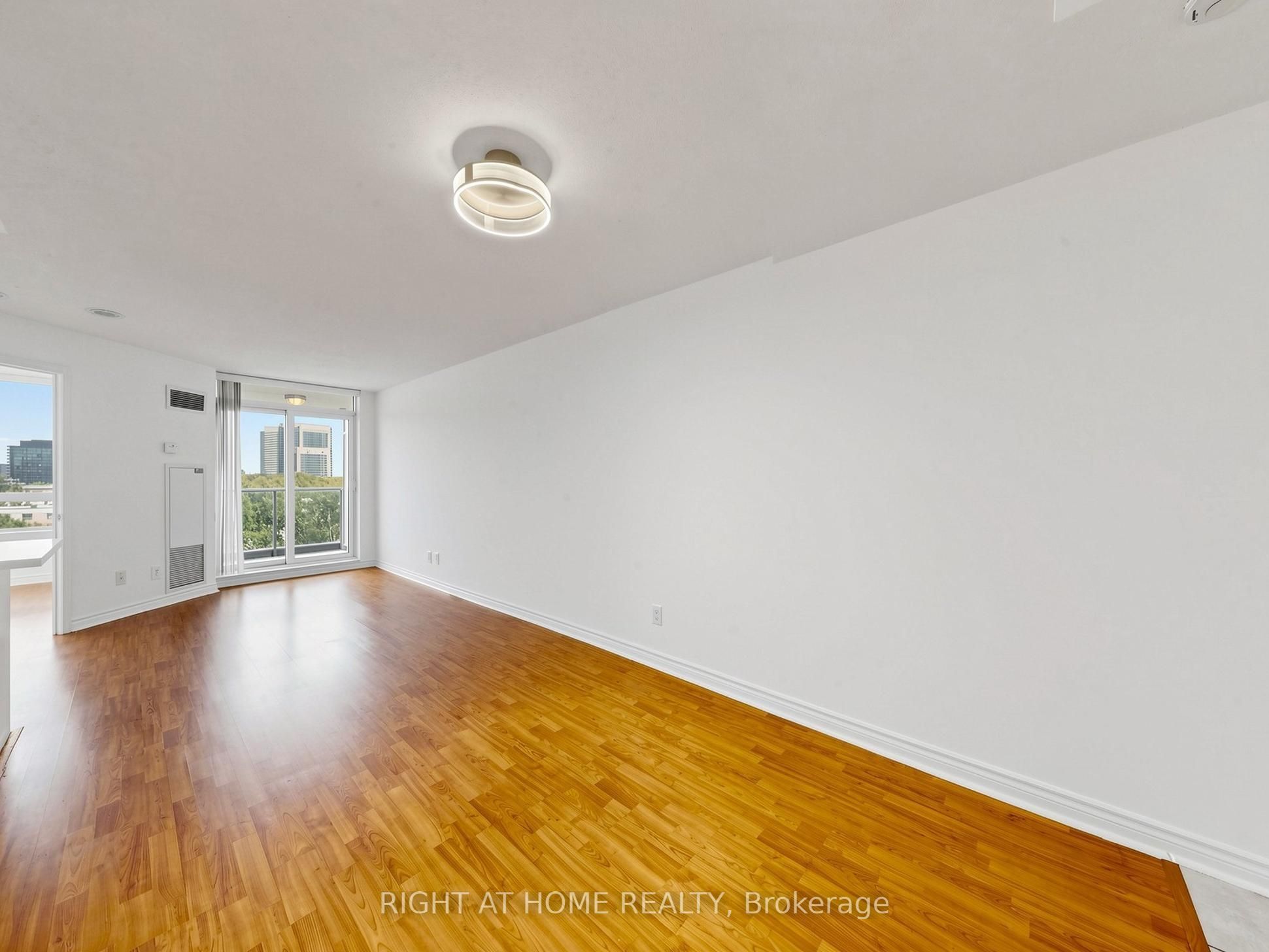 8 Rean Drive 606 Property Photo 11