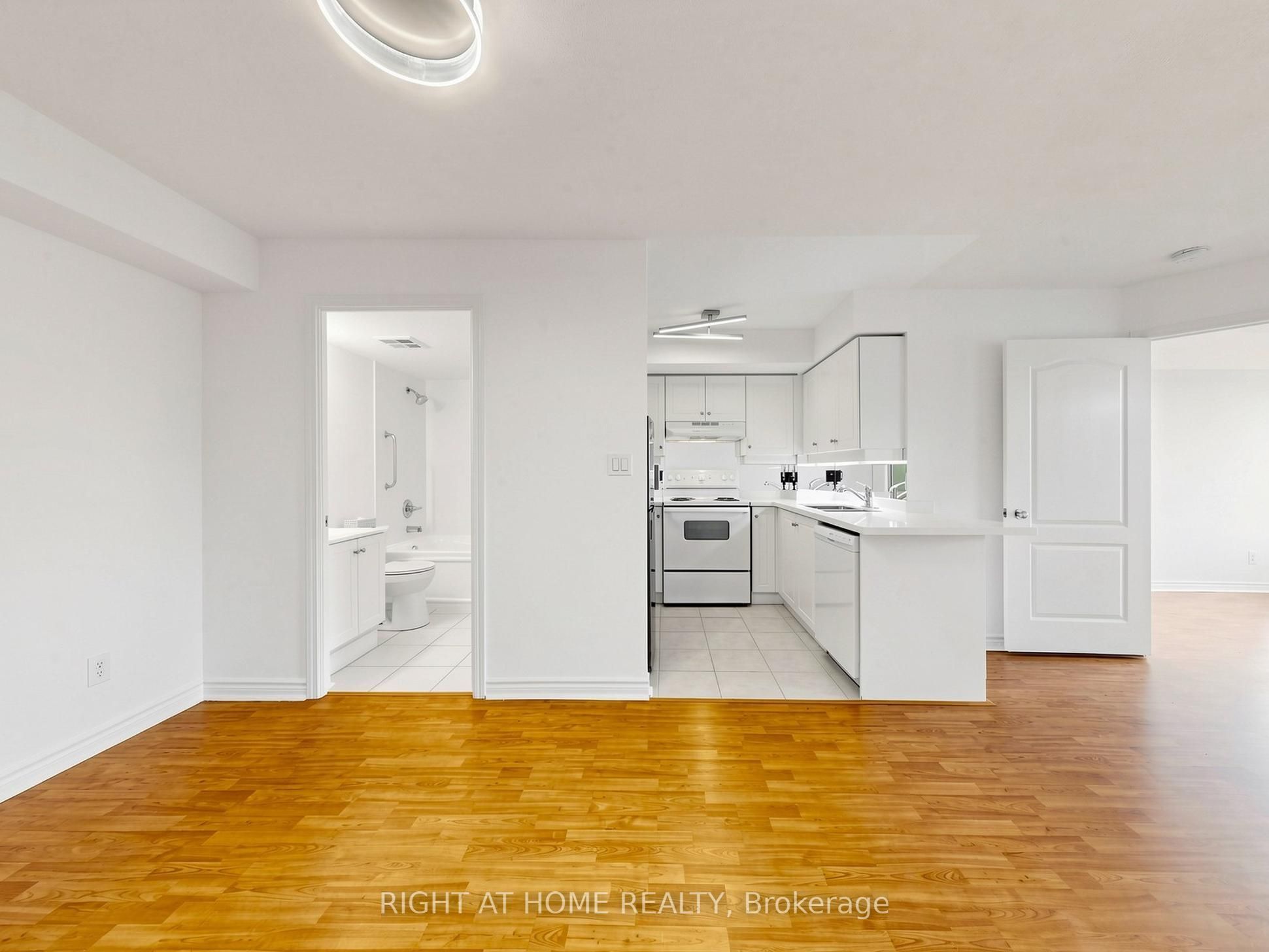 8 Rean Drive 606 Property Photo 17
