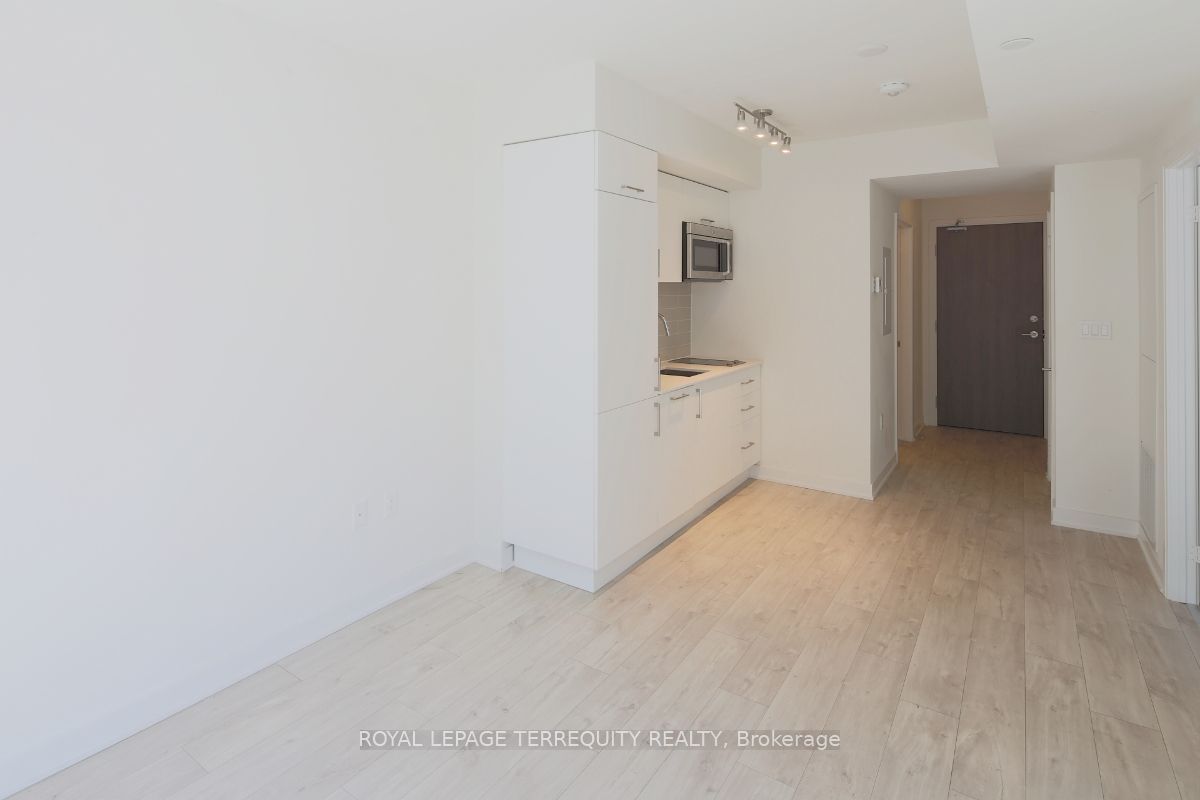 576 Front Street W 627