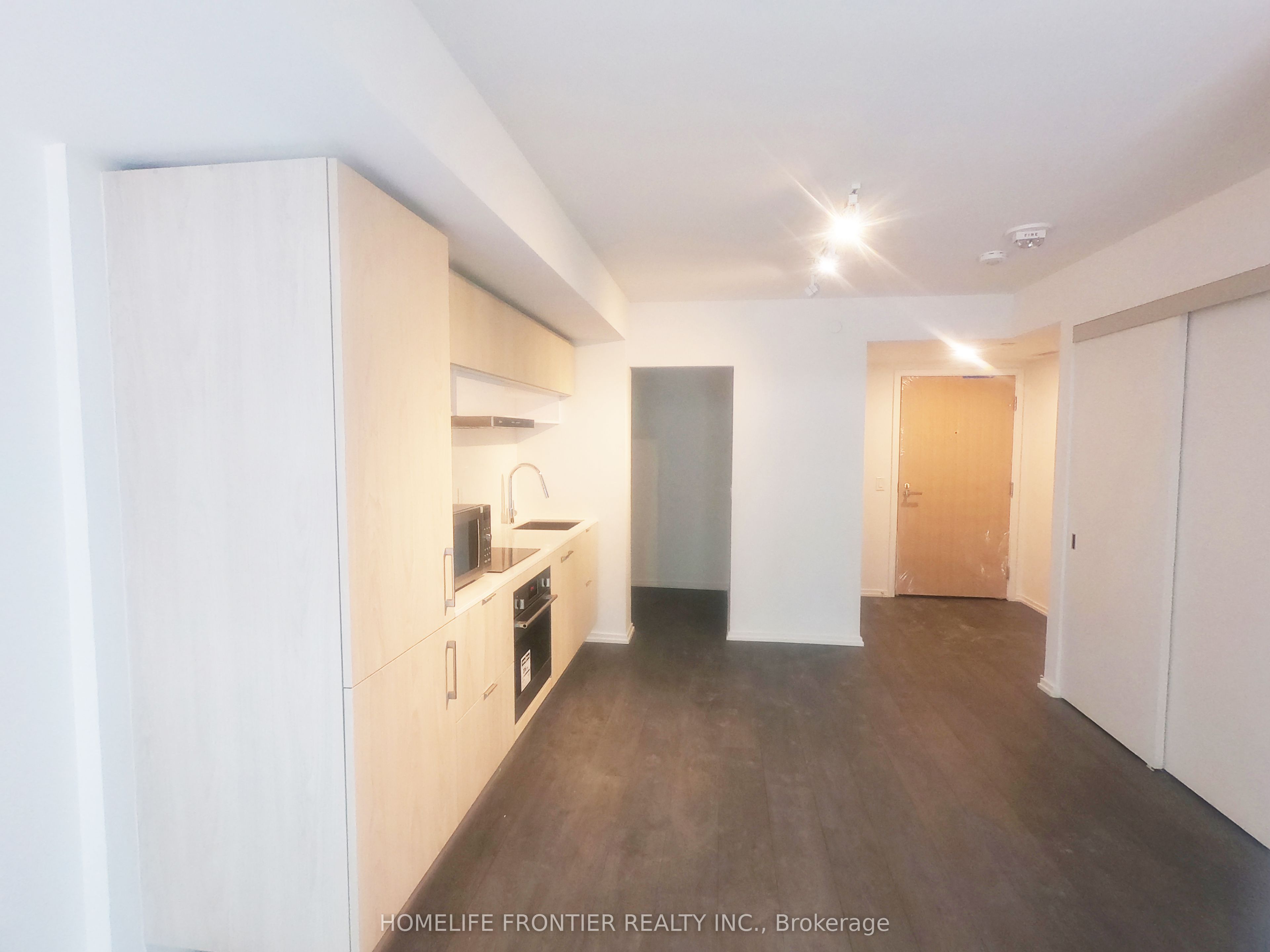 8 Hillsdale Avenue E 744 Property Photo 9