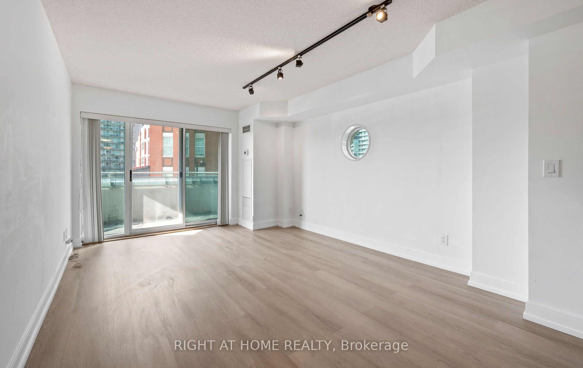 600 Queens Quay 219 Property Photo 8