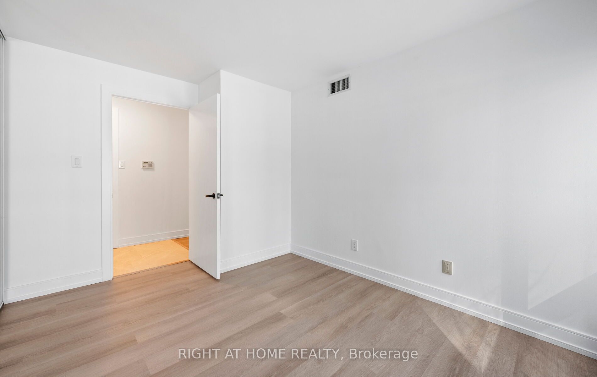 600 Queens Quay 219 Property Photo 18
