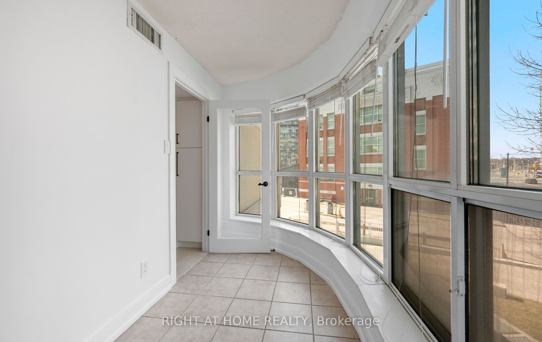 600 Queens Quay 219 Property Photo 25