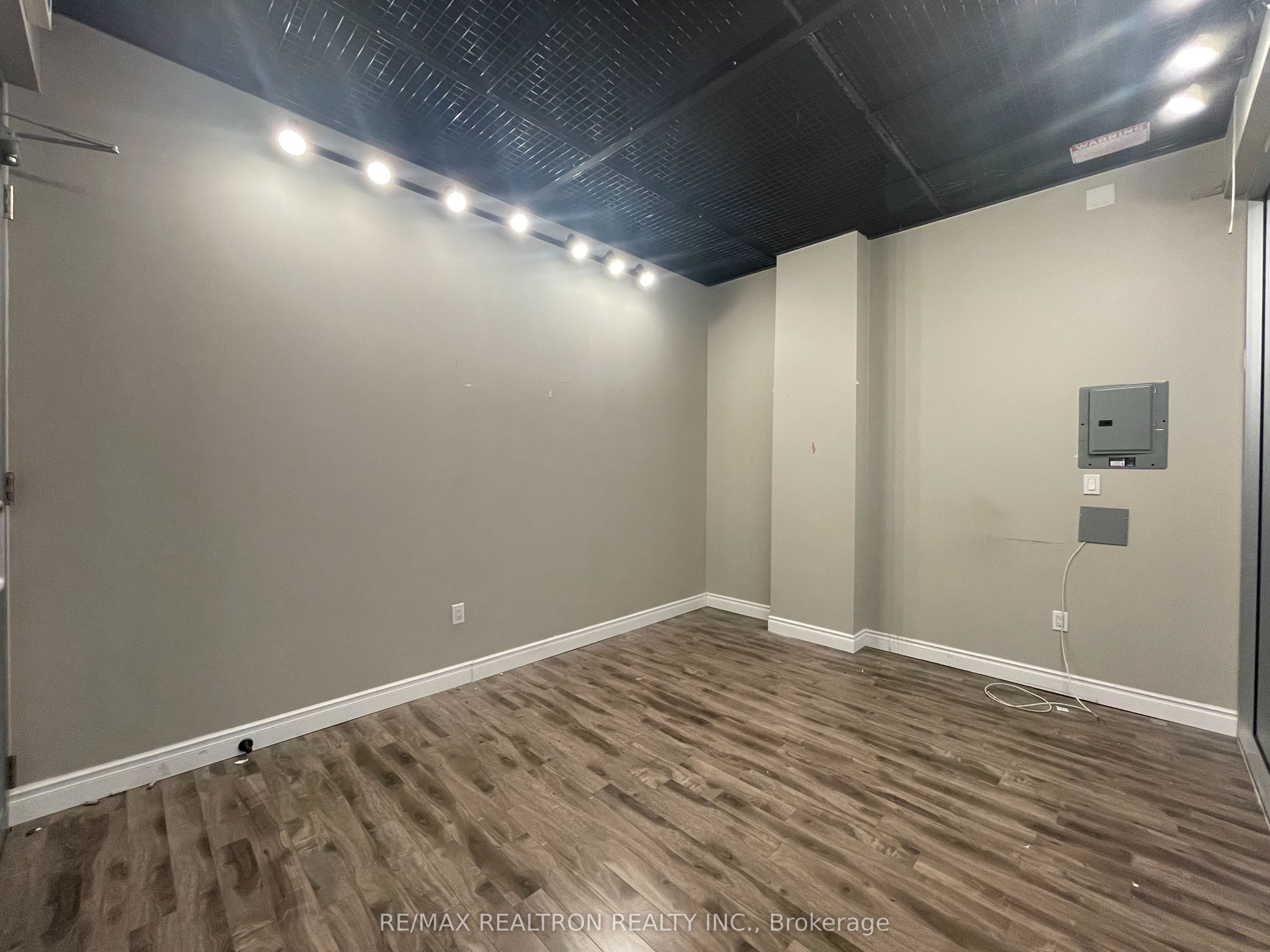 384 Yonge Street 93 Property Photo 11