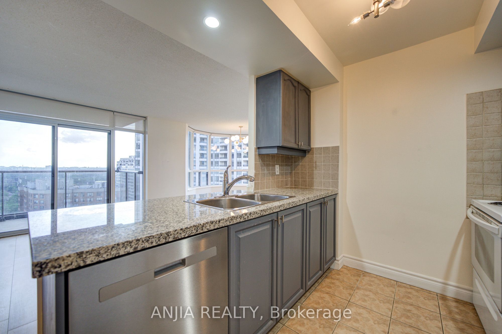 10 Northtown Way 1811 Property Photo 6