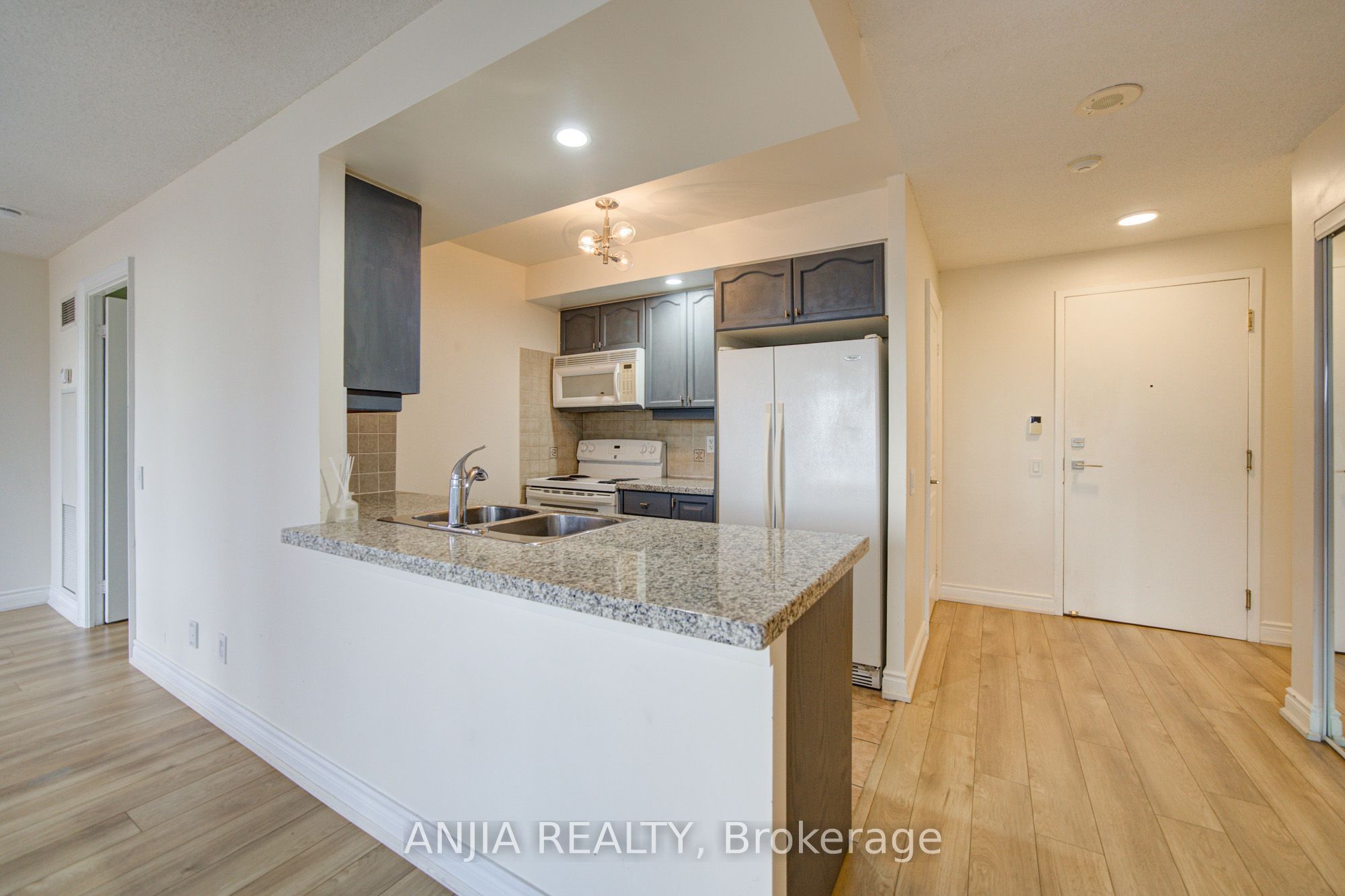 10 Northtown Way 1811 Property Photo 8
