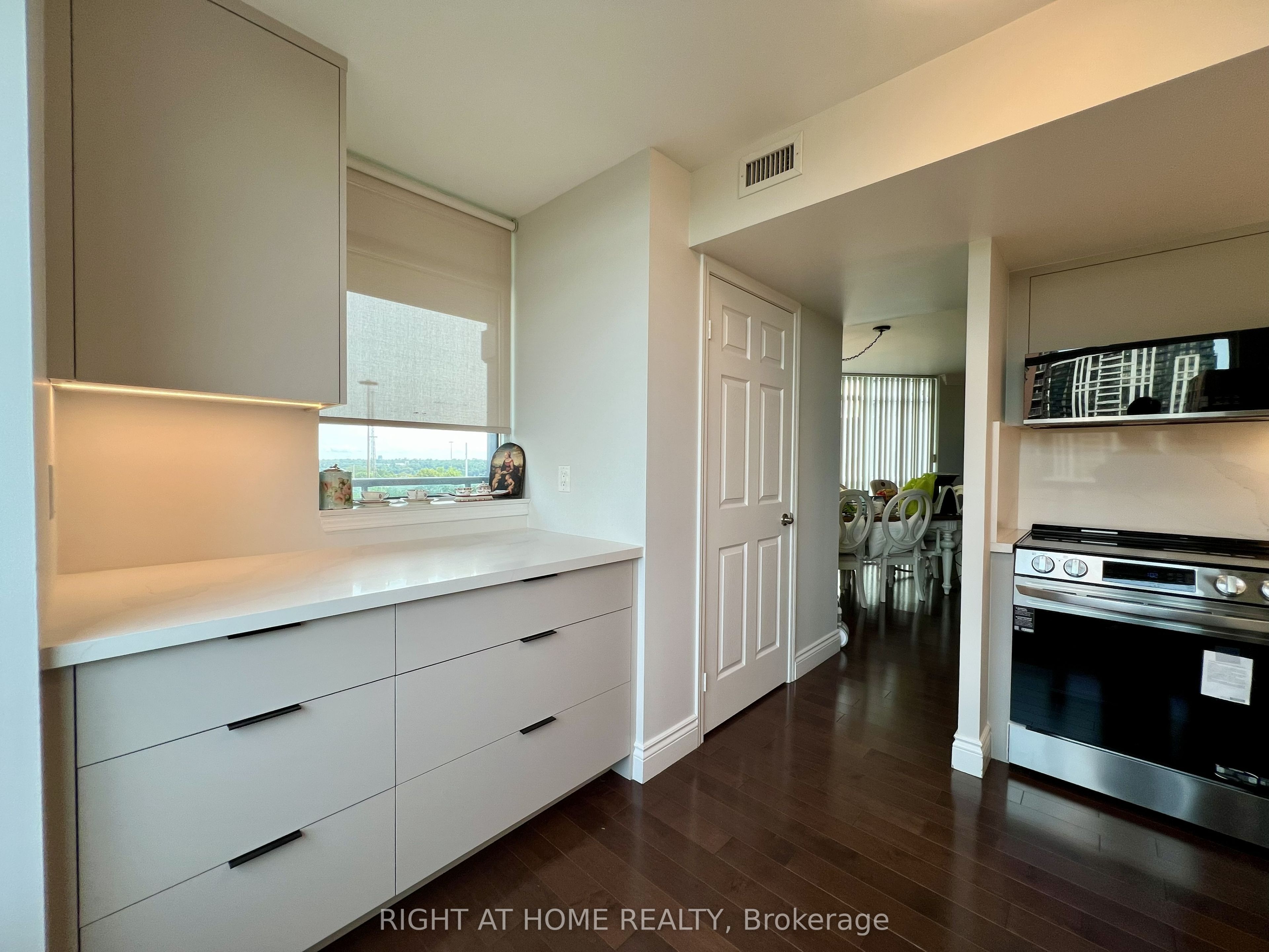 28 Harrison Garden Boulevard 702 Property Photo 8