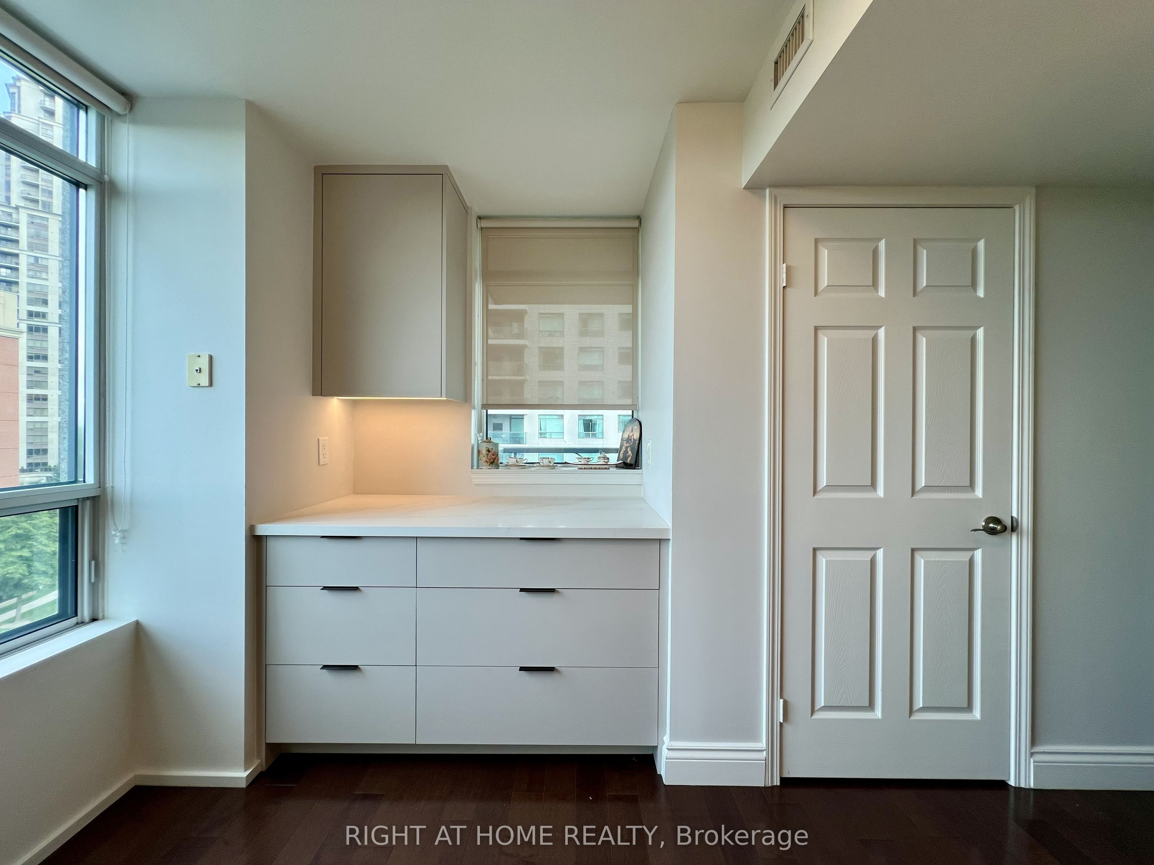 28 Harrison Garden Boulevard 702 Property Photo 10