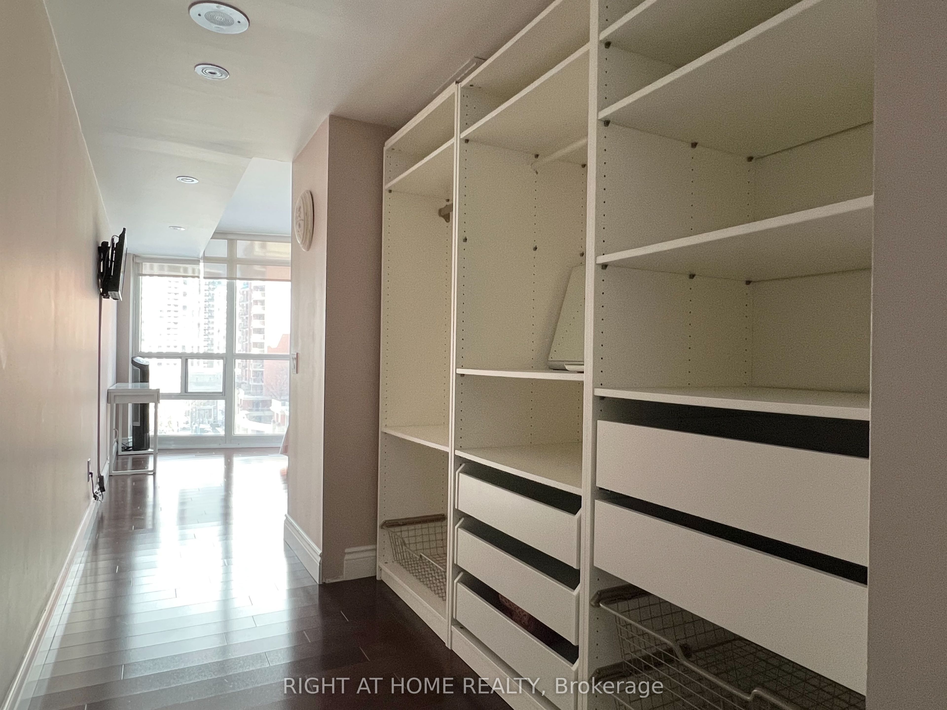 28 Harrison Garden Boulevard 702 Property Photo 13