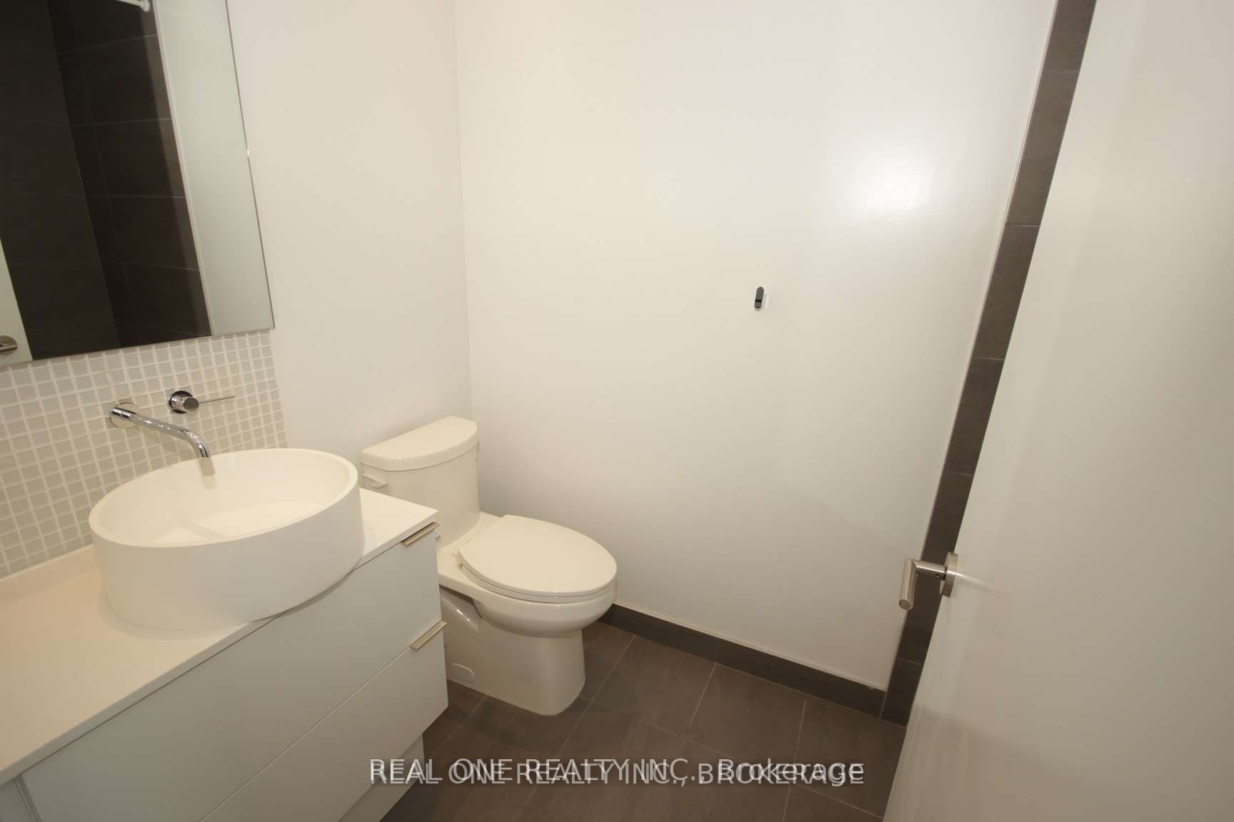 185 Roehampton Avenue 1411 Property Photo 8