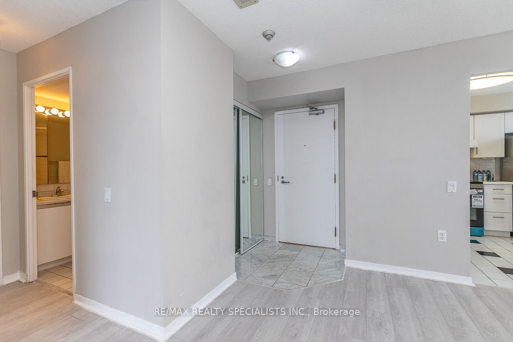 21 Overlea Boulevard 1309 Property Photo 7
