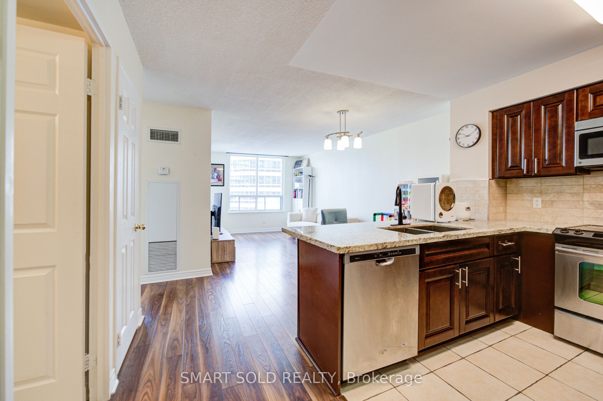 18 Parkview Avenue 1512 Property Photo 4