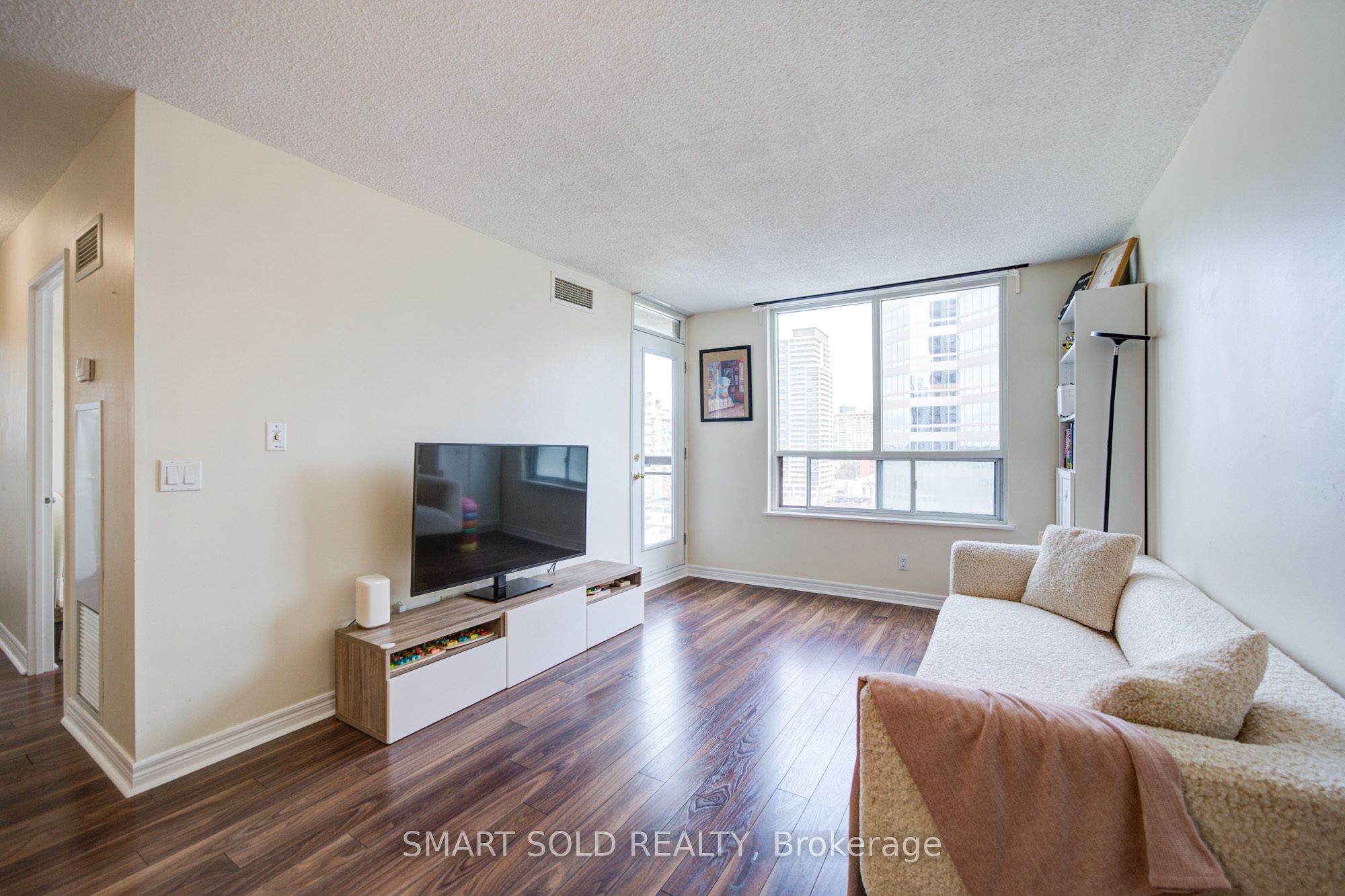 18 Parkview Avenue 1512 Property Photo 5