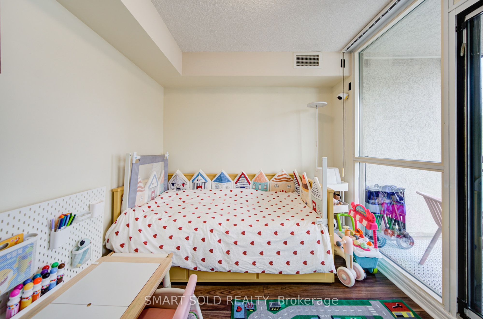 18 Parkview Avenue 1512 Property Photo 11