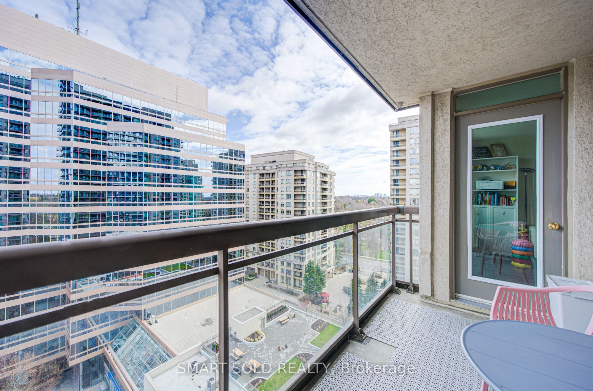 18 Parkview Avenue 1512 Property Photo 16