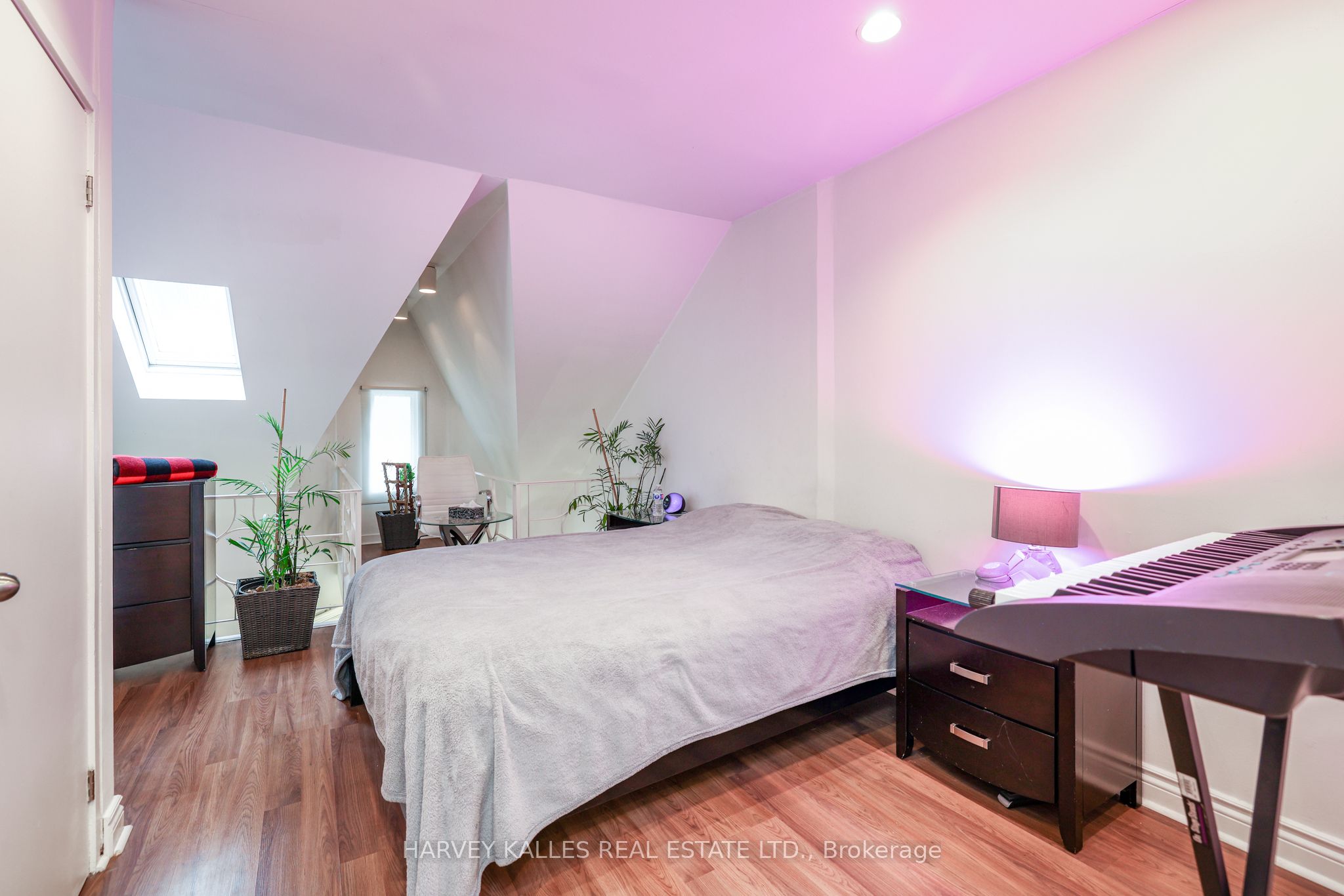 530 Richmond Street W Property Photo 11