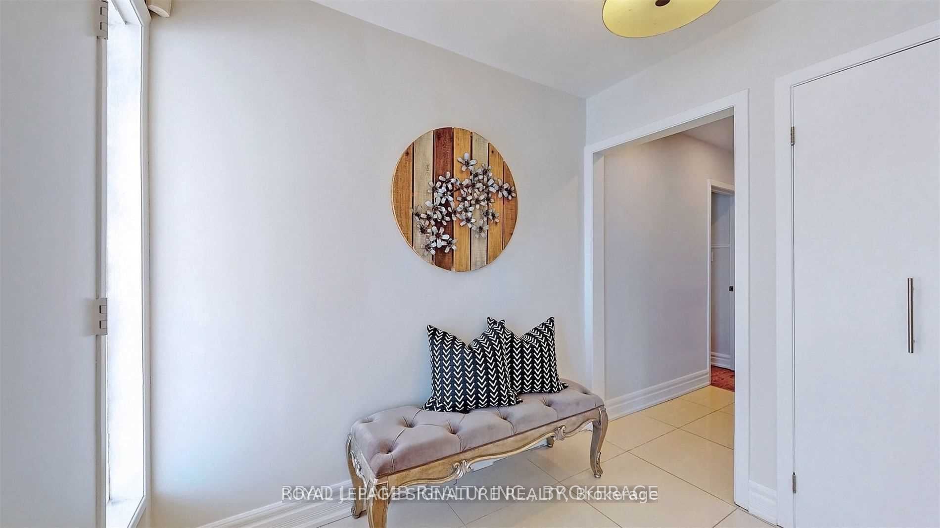 17 Baroness Crescent Upper Property Photo 3