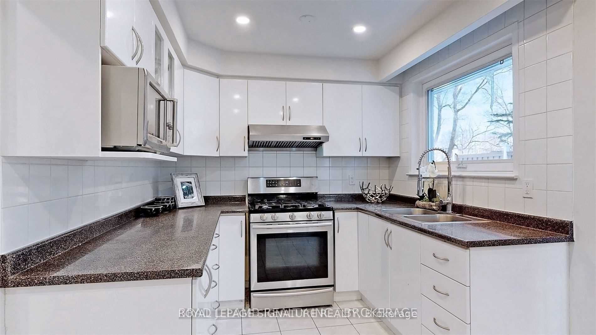 17 Baroness Crescent Upper Property Photo 13