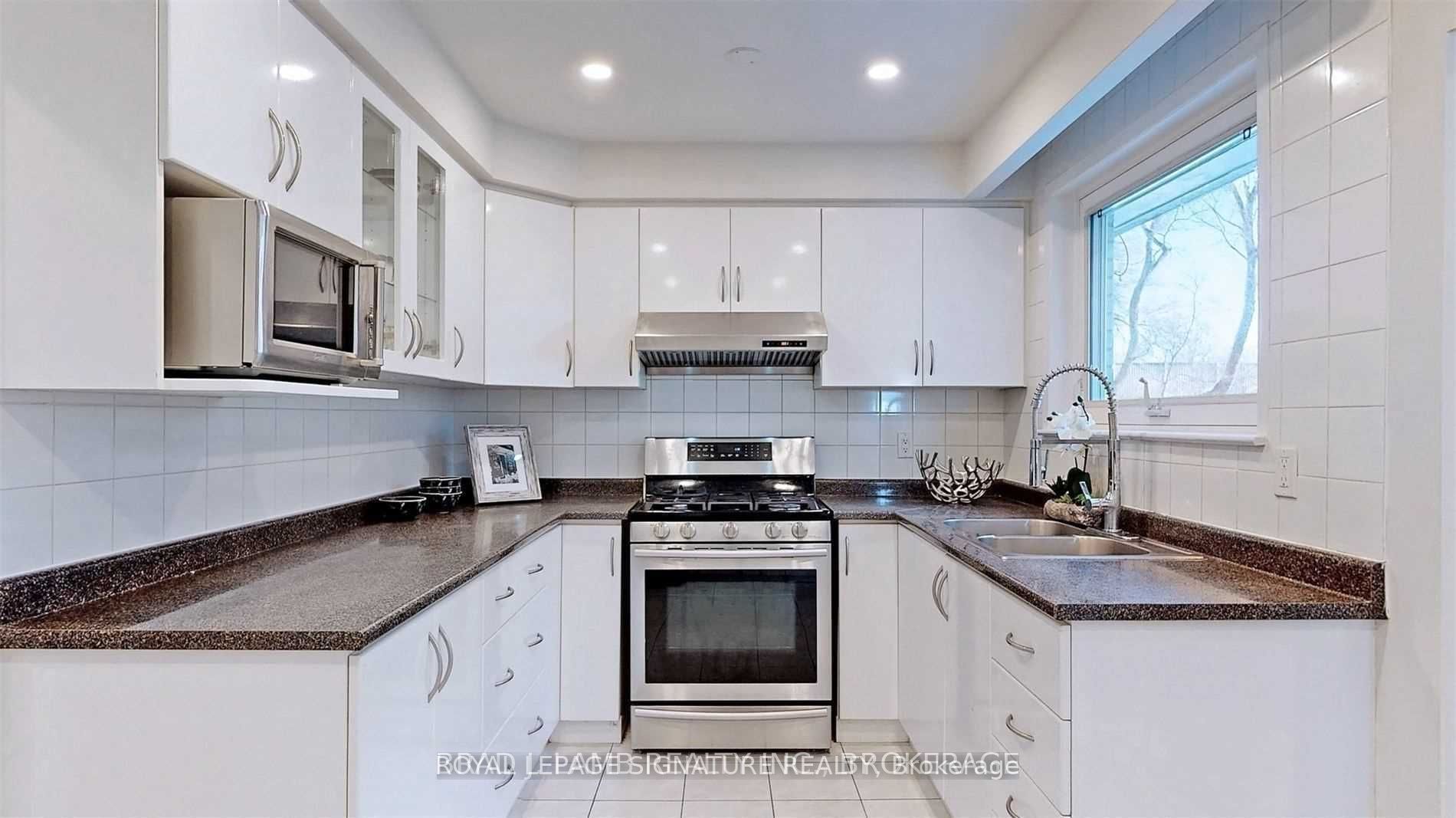 17 Baroness Crescent Upper Property Photo 14