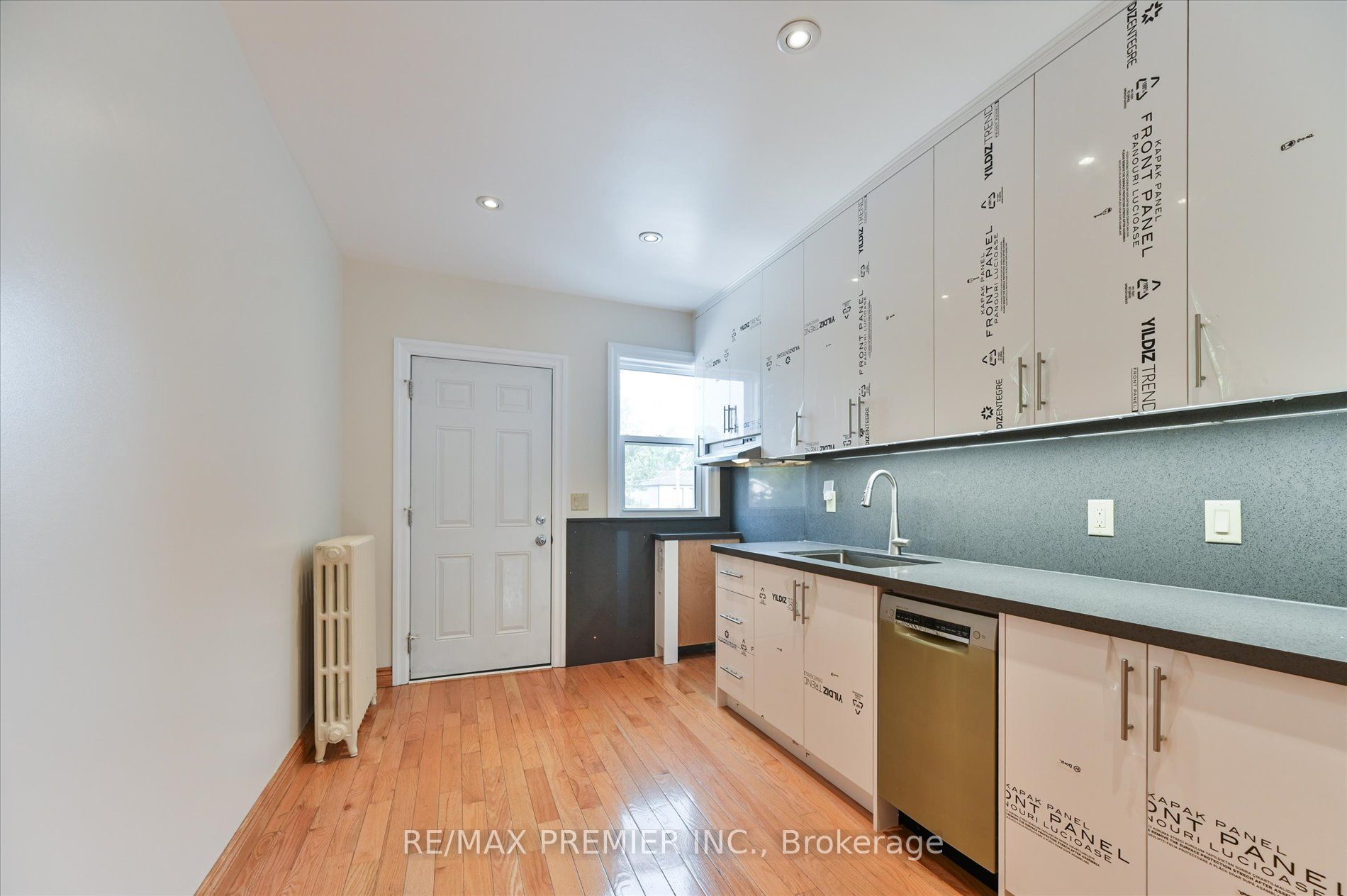 1575 Bayview Avenue Property Photo 5