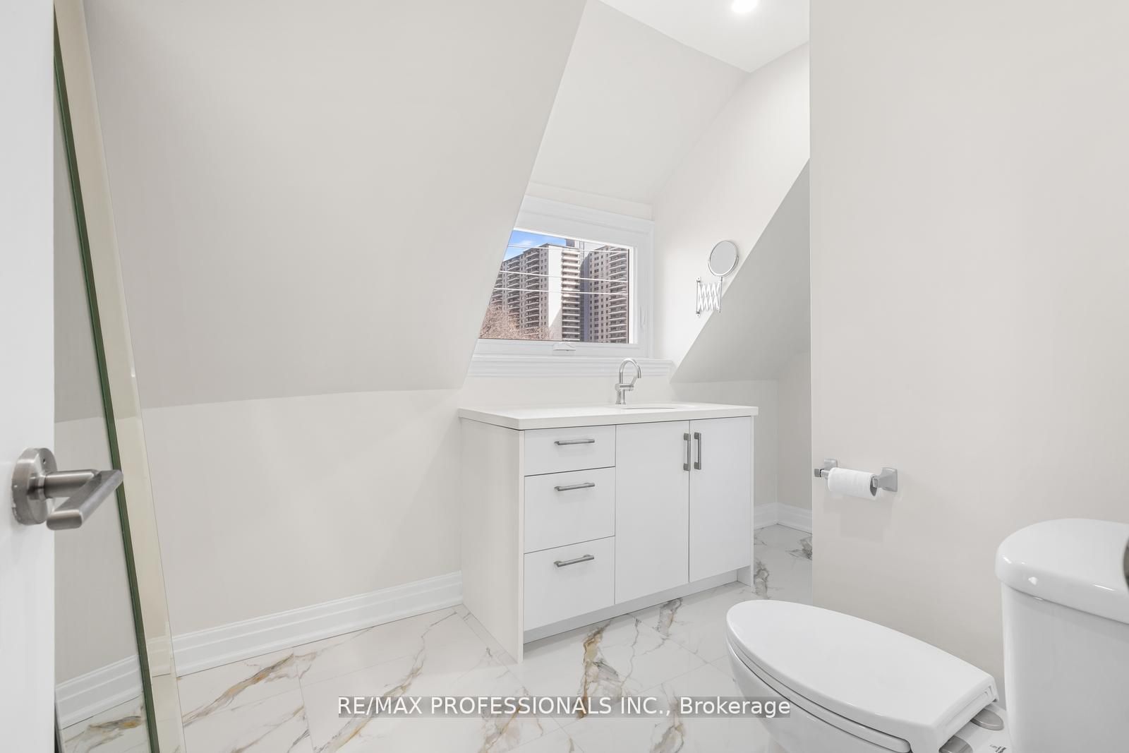 253 Wellesley Street E C Property Photo 27