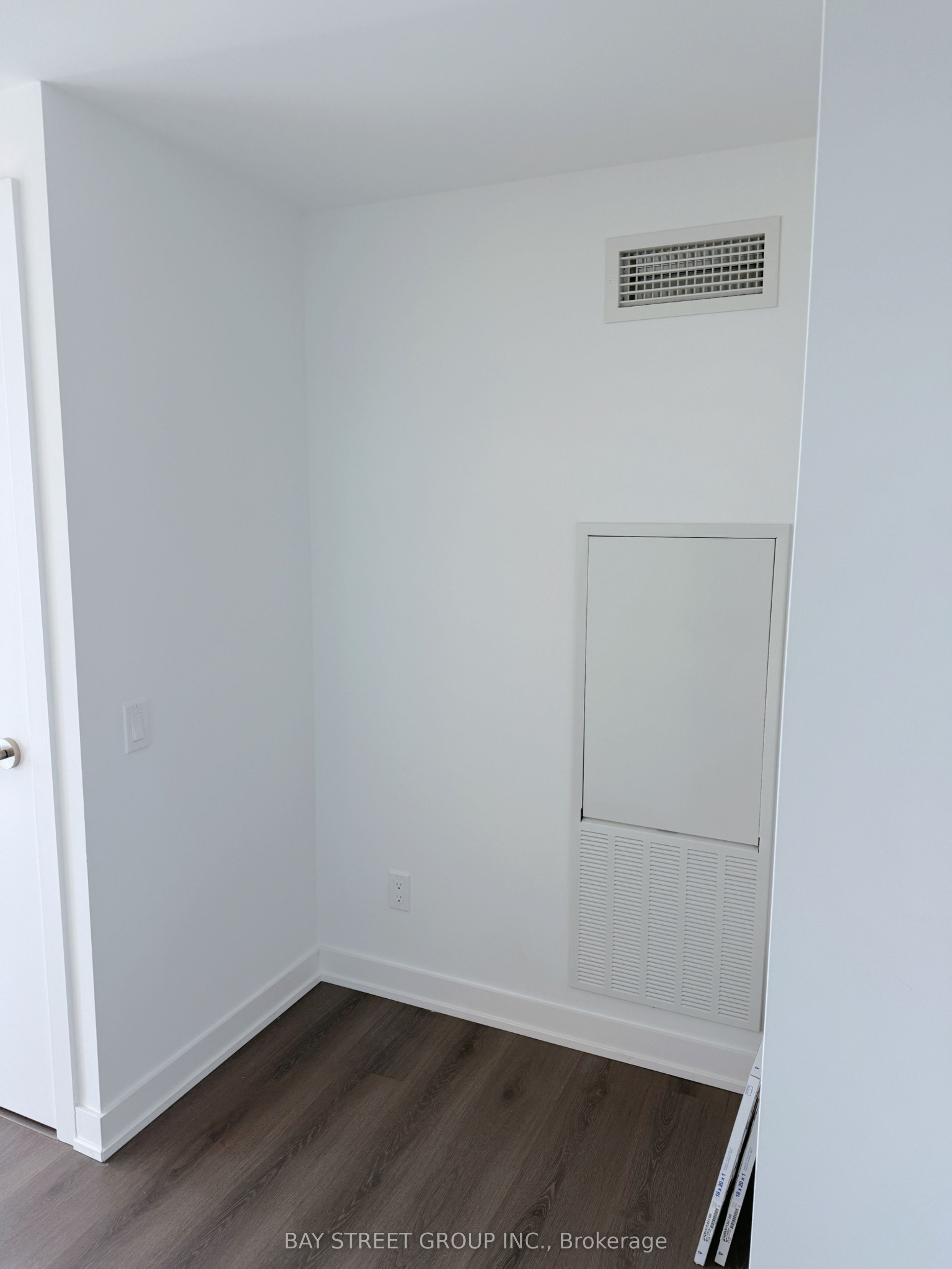 8 Wellesley Street W 4012 Property Photo 5