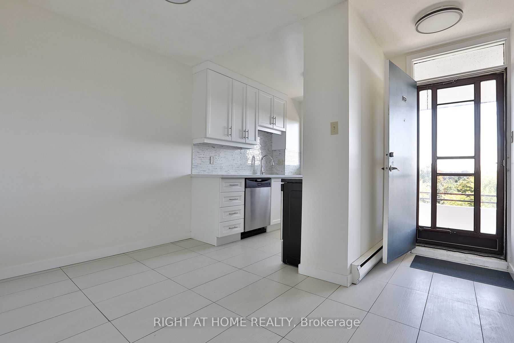 35 Sunny Glenway 302 Property Photo 4