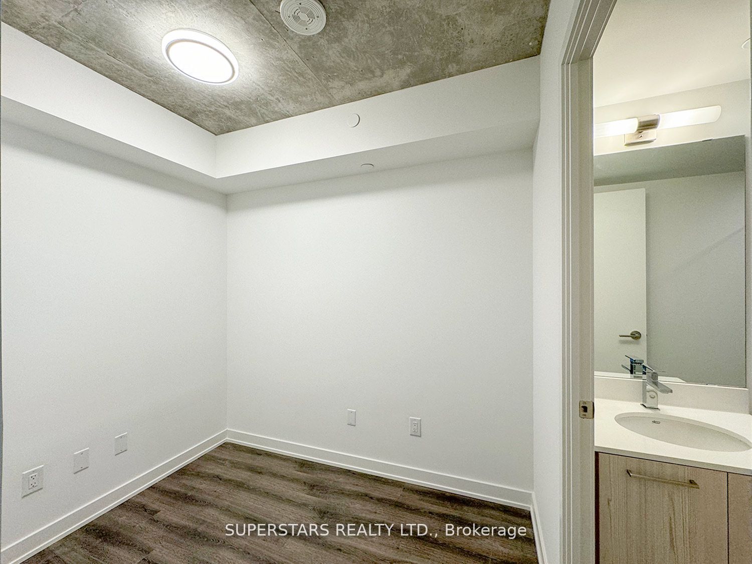 65 Mutual Street 1002 Property Photo 5
