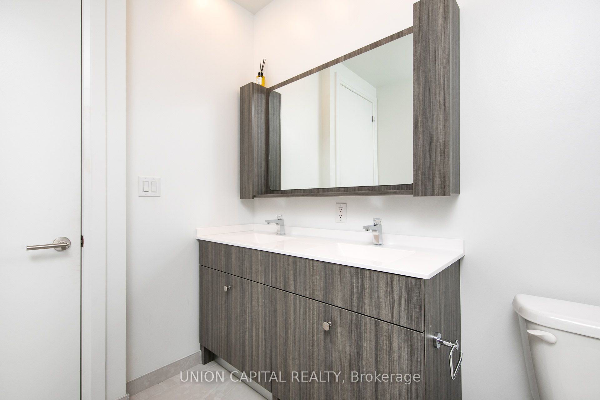 75 Canterbury Place Ph206 Property Photo 15