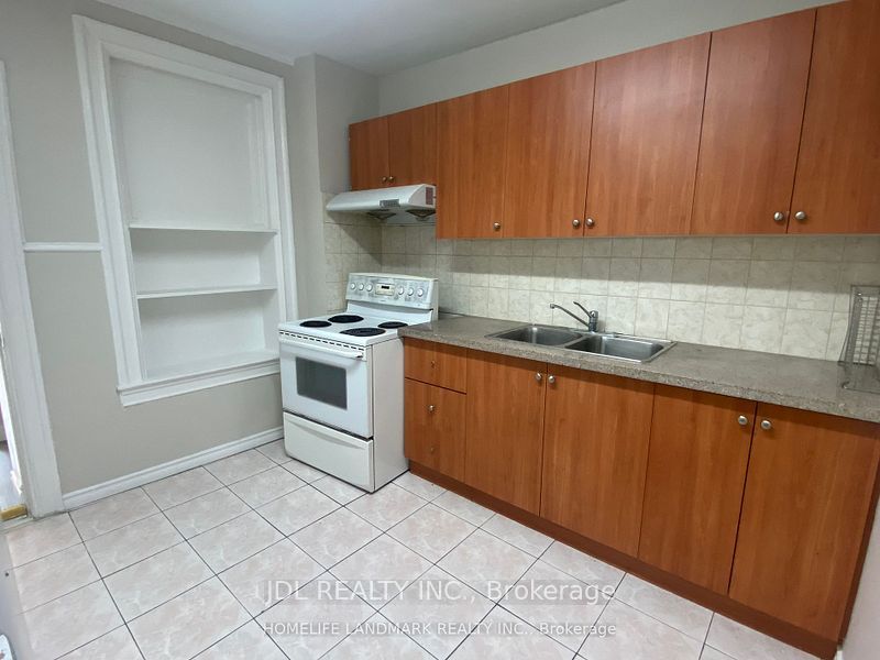 593 Bathurst Street Main Floor Property Photo 2