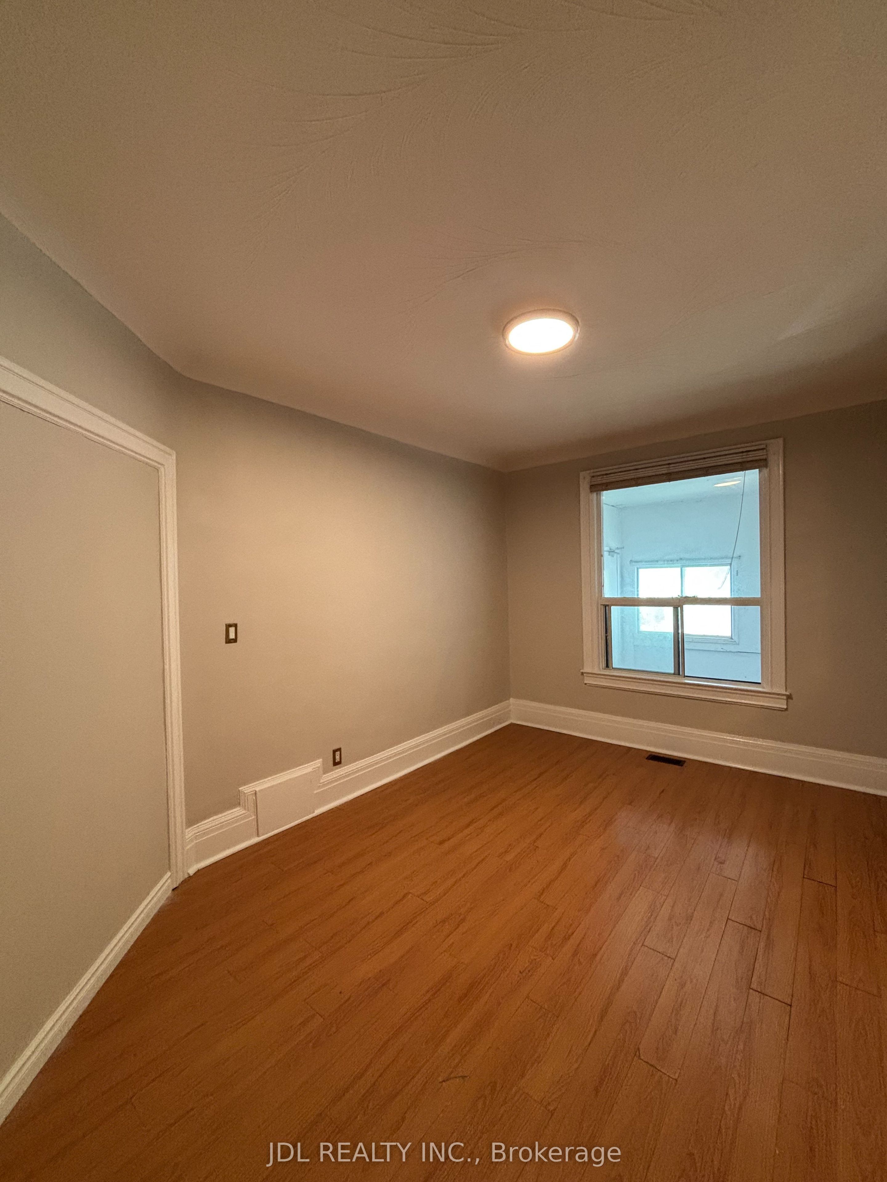 593 Bathurst Street Main Floor Property Photo 4