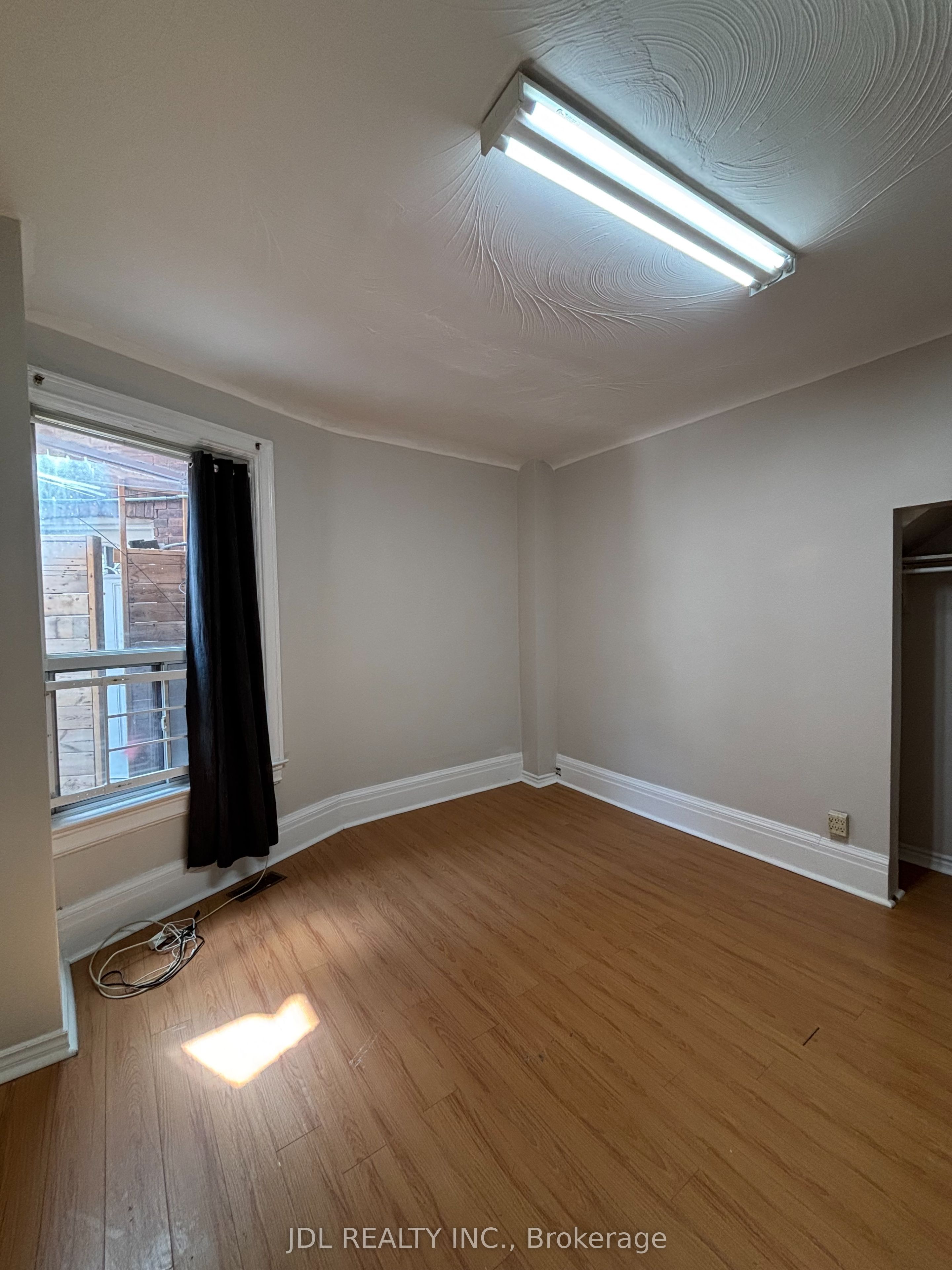 593 Bathurst Street Main Floor Property Photo 6