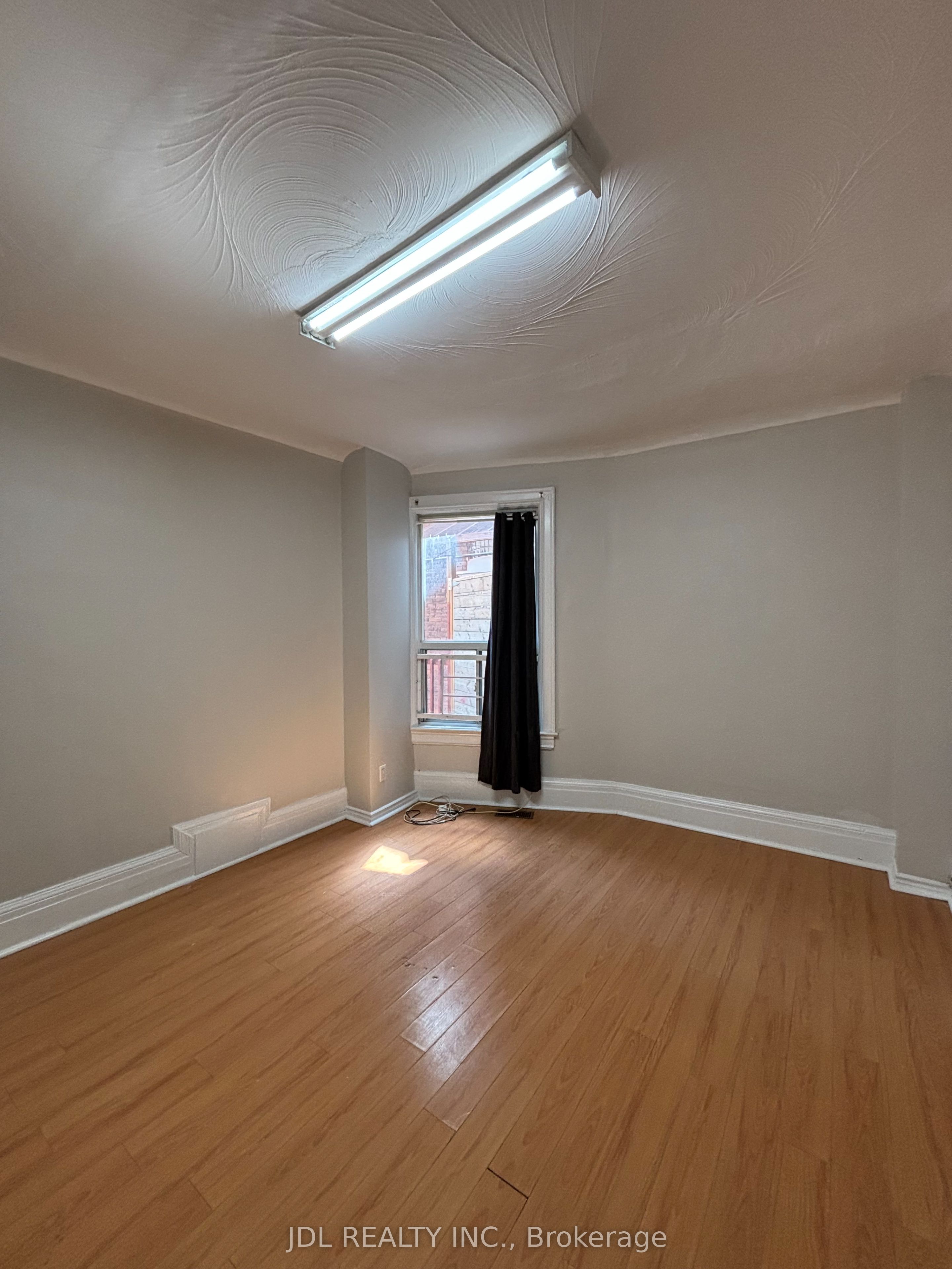 593 Bathurst Street Main Floor Property Photo 7