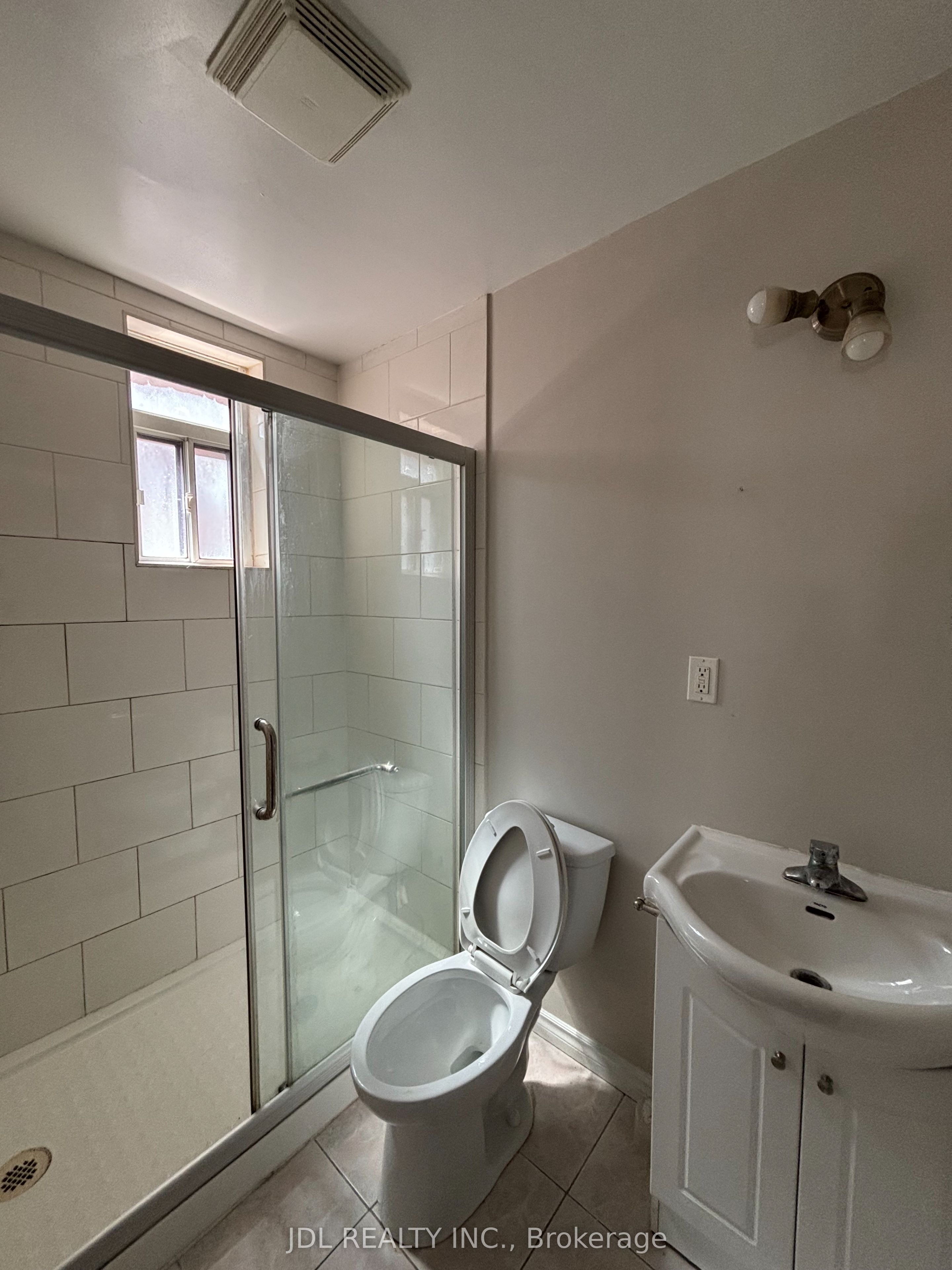 593 Bathurst Street Main Floor Property Photo 8